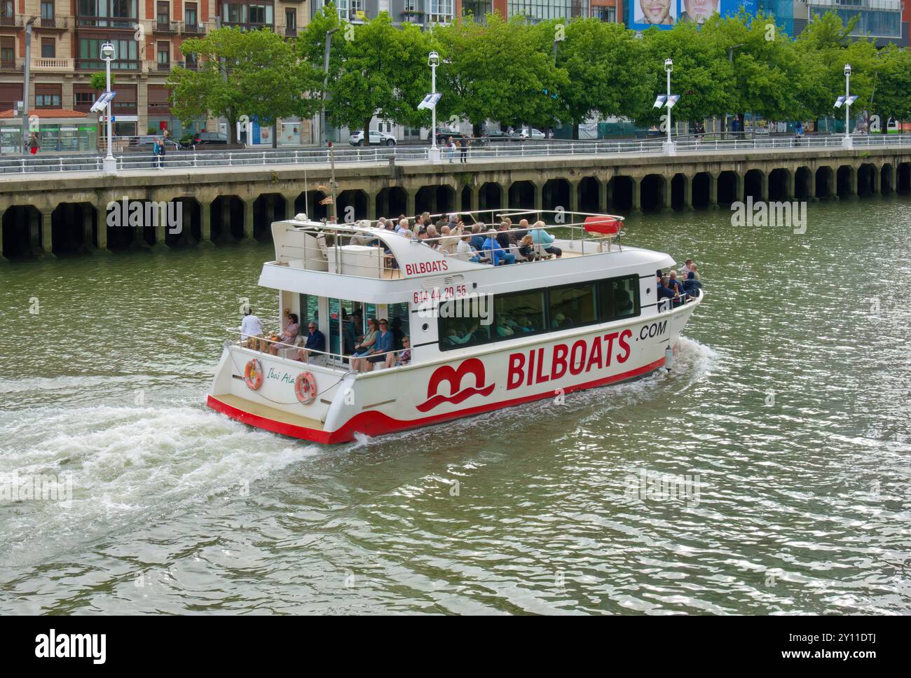 Tour in barca a Bilboat, Ibai Alai, pieno di turisti che scendono lungo il fiume Nervion nel centro della città di Bilbao, Paesi Baschi, Euskadi, Spagna Foto Stock