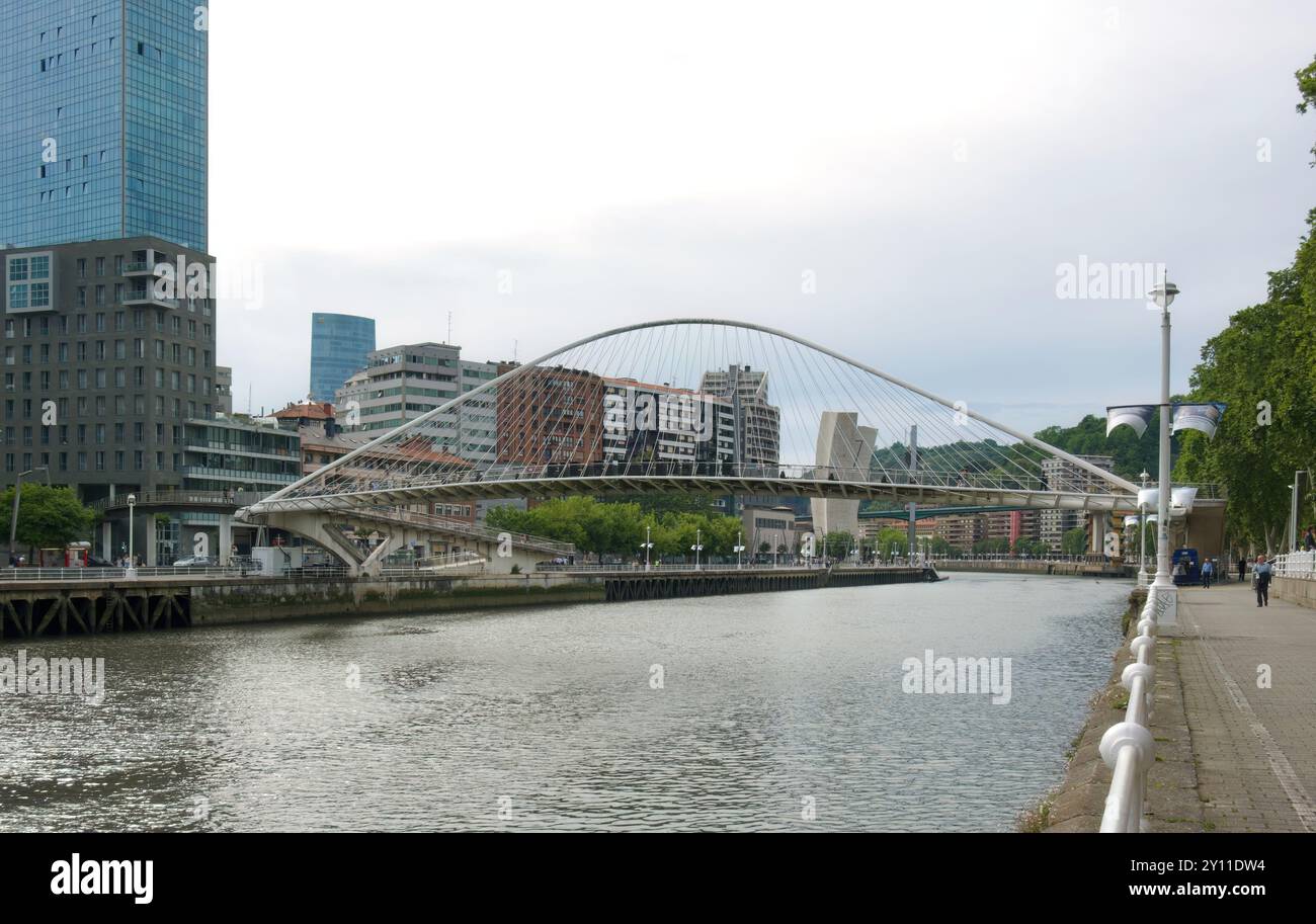 Il ponte pedonale Zubizuri ad arco legato sul fiume Nerbiol, progettato dall'architetto spagnolo Santiago Calatrava Bilbao, Paesi Baschi, Euskadi, Spagna Foto Stock