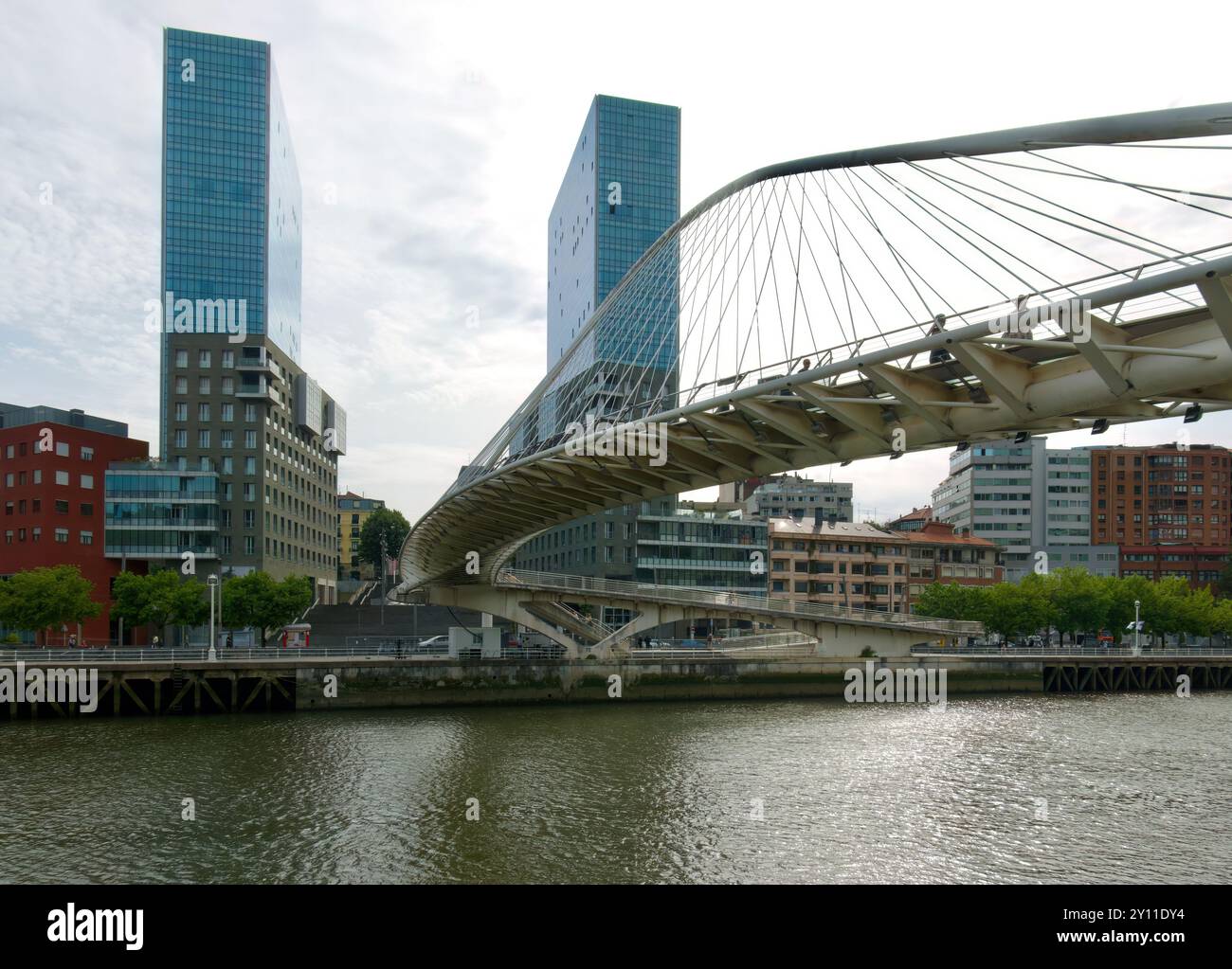 Le torri gemelle del complesso della porta di Isozaki e il ponte pedonale Zubizuri ad arco legato sul fiume Nerbiol Bilbao Paesi Baschi Euskadi Spagna Foto Stock