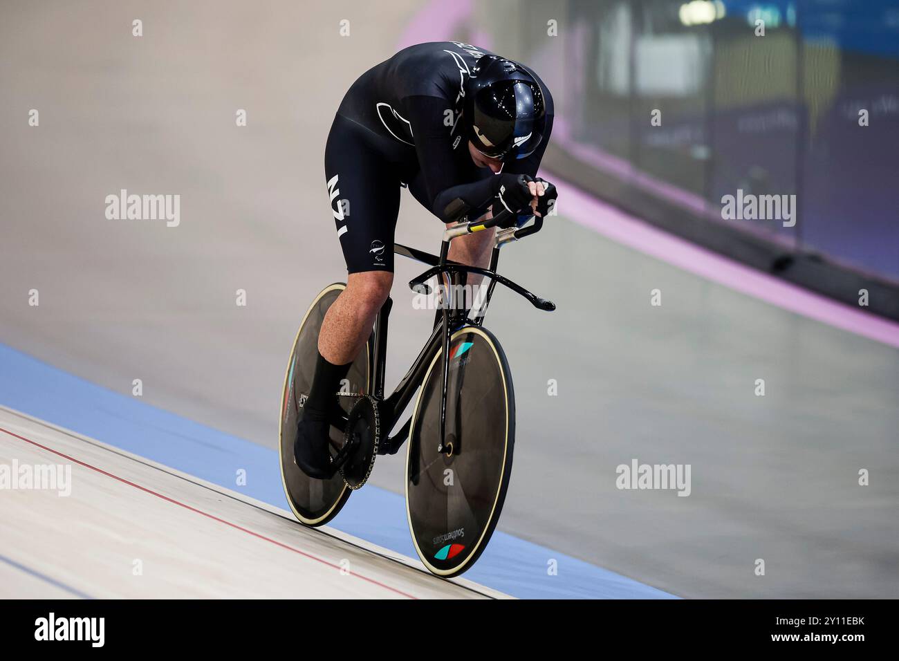 Parigi, Francia. 30 agosto 2024. Saint-Quentin-en-Yvelines Velodrome PARIGI, FRANCIA - AGOSTO 30 Anna Taylor della nuova Zelanda gareggia durante il Para Ciclistico di qualificazione all'inseguimento individuale C4 3000m femminile il secondo giorno dei Giochi Paralimpici estivi di Parigi 2024 al Velodromo di Saint-Quentin-en-Yvelines il 30 agosto 2024 a Parigi, Francia. (Foto di Sports Press Photo) (Antonio Borga/Eurasia Sport Images/SPP) credito: SPP Sport Press Photo. /Alamy Live News Foto Stock