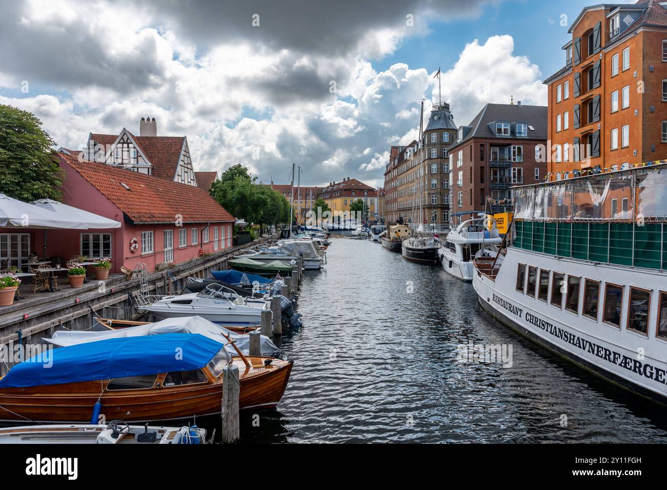 Copenaghen, Danimarca, 24 luglio 2024 - Vista su un canale al Nyhavn nel centro storico della città Foto Stock