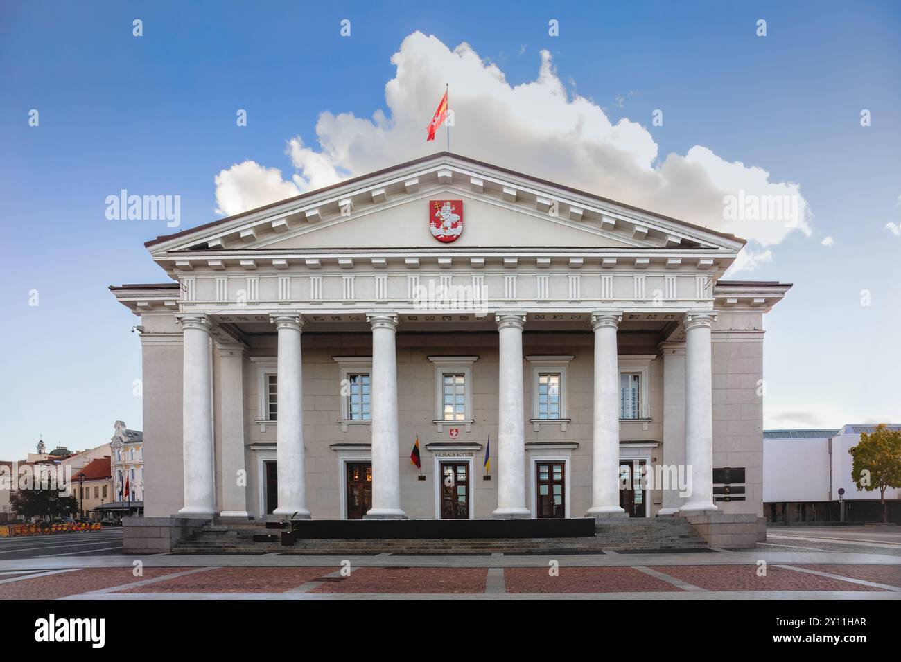 Il municipio presenta un'architettura neoclassica con colonne e una bandiera lituana in cima. Architettura della città, attrazione turistica. Vilnius, Lituania Foto Stock
