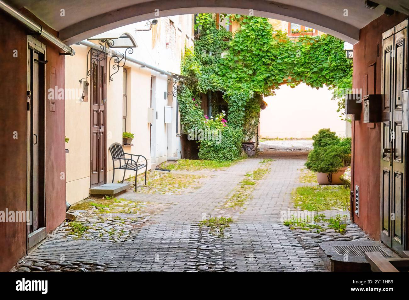 Incantevole cortile a Uzupis, città vecchia di Vilnius. Baltico, destinazione di tendenza, visite turistiche. Lituania. Copia spazio Foto Stock