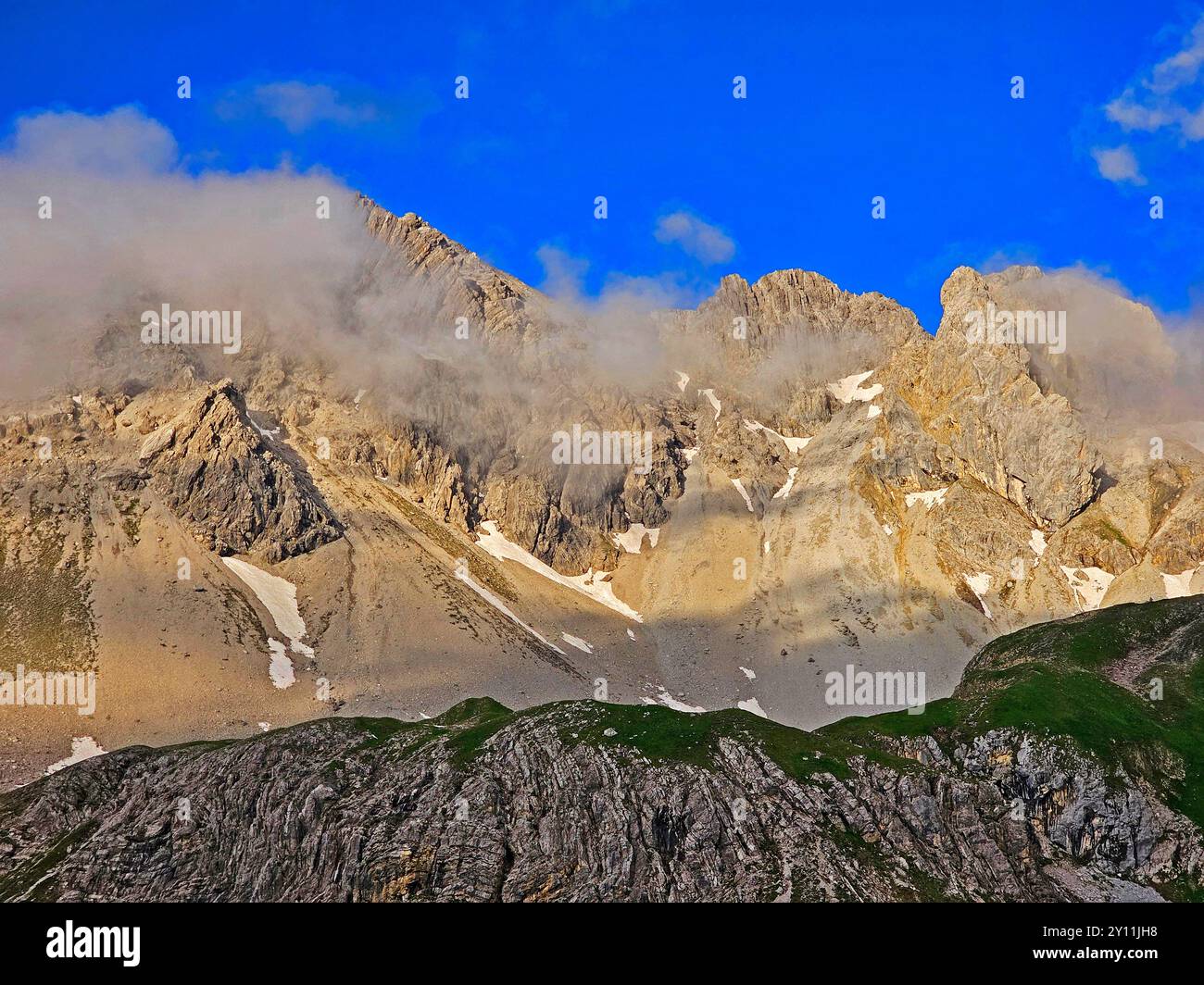 Vista dal Memminger Hütte (2242 m) alle Alpi Lechtal alla luce della sera, Tirolo, Austria, Alpi, Alpi Lechtal, sentiero escursionistico a lunga percorrenza E5, attraversamento alpino da Oberstdorf a Merano Foto Stock Vista dal Memminger Hütte (2242 m) alle Alpi Lechtal alla luce della sera, Tirolo, Austria, Alpi, Alpi Lechtal, sentiero escursionistico a lunga percorrenza E5, attraversamento alpino da Oberstdorf a Merano Foto Stock