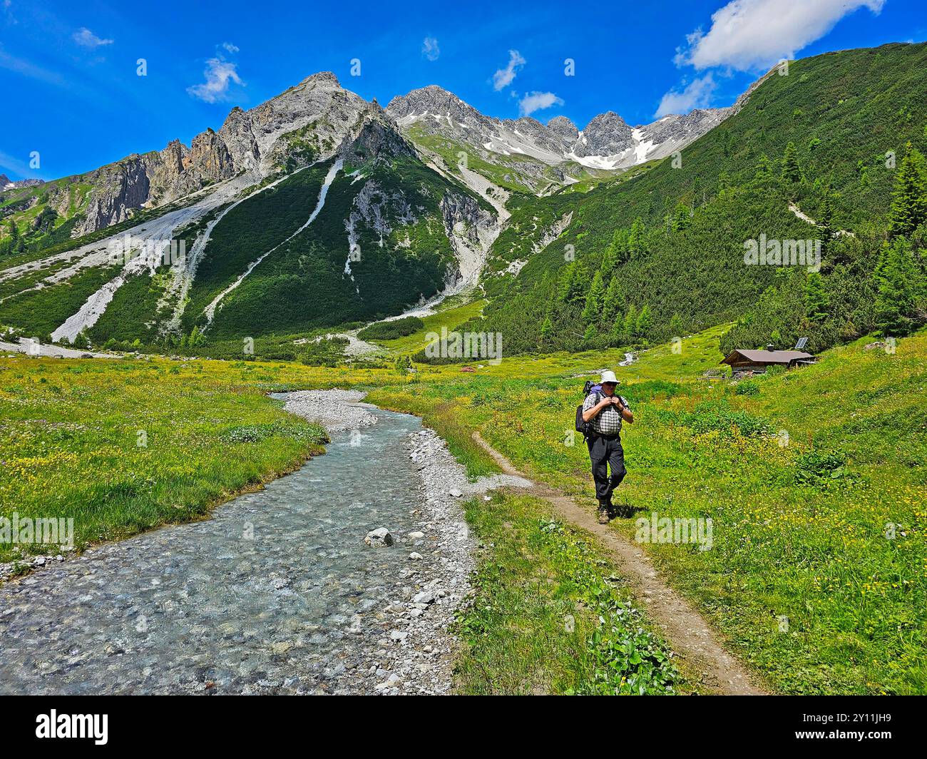 Presso l'Obere Lochalm, sulla discesa dal Seescharte nella Lochbachtal verso Zams, Alpi interne, Tirolo, Austria, sentiero escursionistico E5, attraversamento alpino da Oberstdorf a Merano Foto Stock