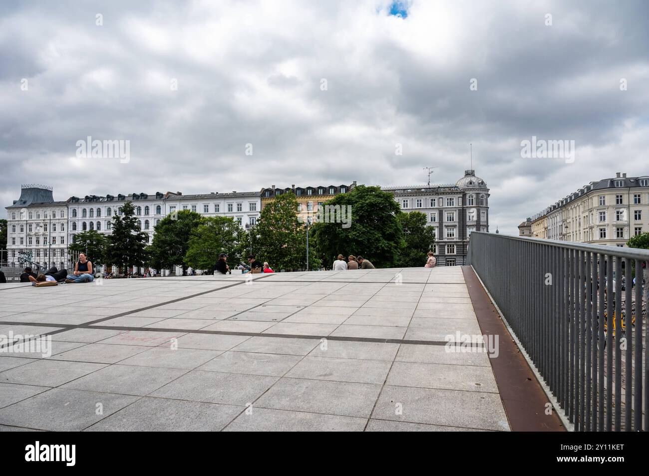 Copenhagen, Danimarca, 24 luglio 2024 - The Israel Square, un luogo centrale contemporaneo e centro di trasporto Foto Stock