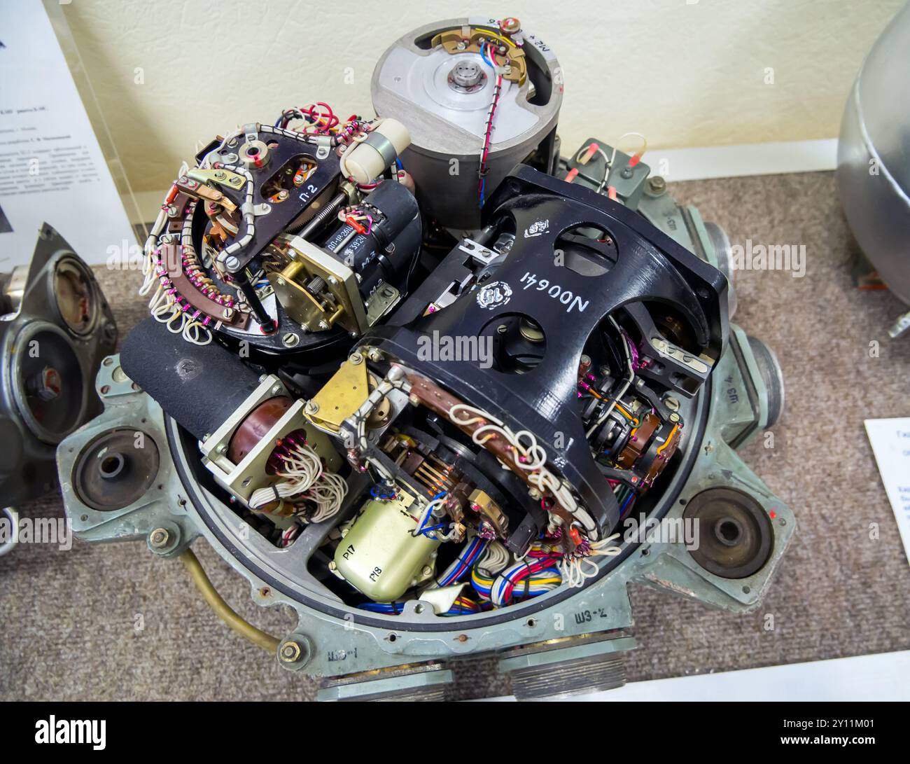 Dubna, Russia - 22 agosto 2023: Unità giroscopica dell'autopilota del sistema di controllo dei missili K10S, Museo della storia dei missili da crociera, Dubna, Foto Stock