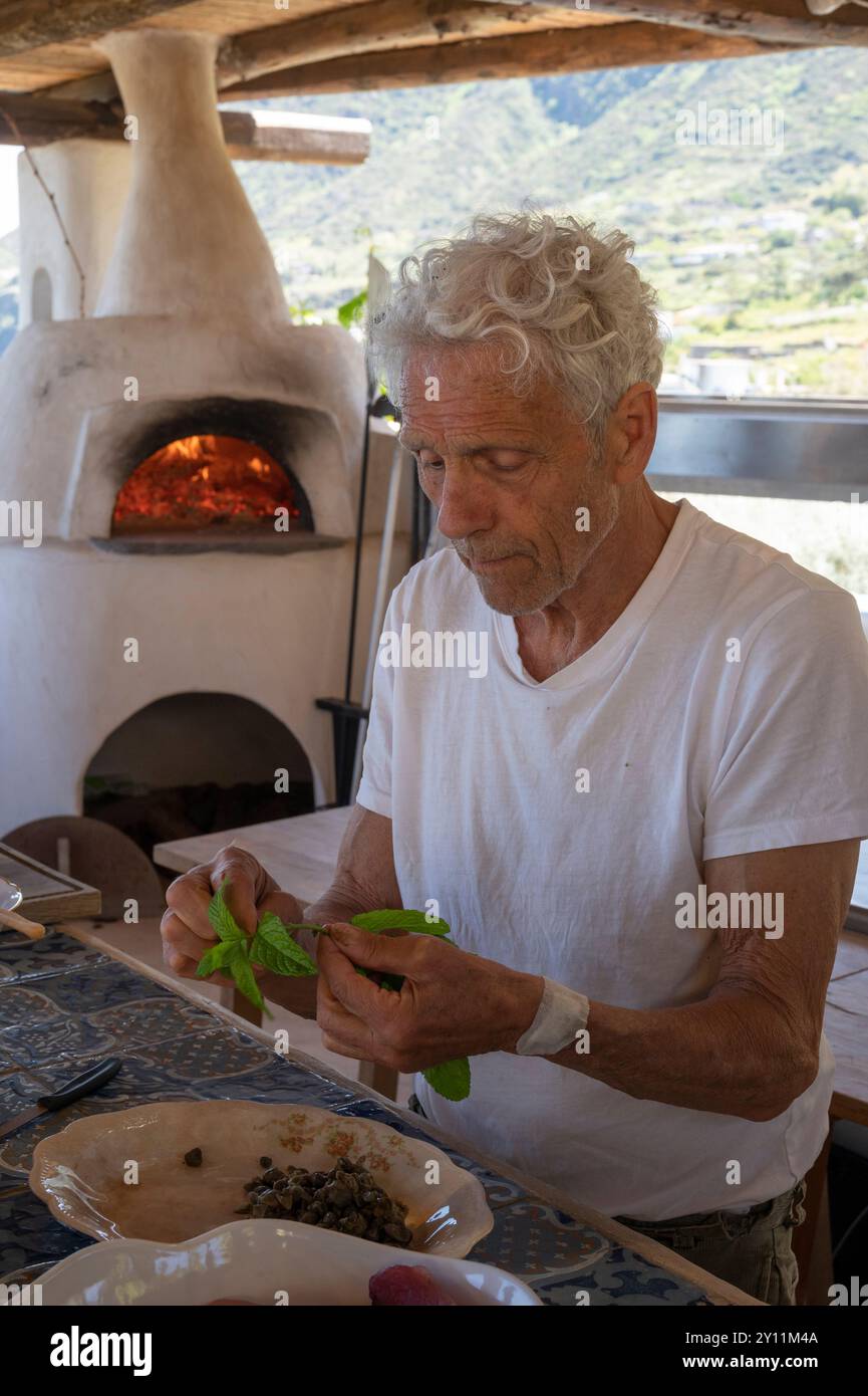 Italia, Mar Tirreno, Isole Lipari / Isole Eolie, Salina, Hotel Signum, Michele Caruso preparazione di un'insalata di capperi Foto Stock