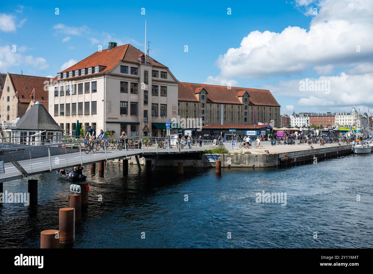 Copenaghen, Danimarca, 24 luglio 2024 l'area di Christianshavn e il ponte ciclabile contemporaneo Foto Stock