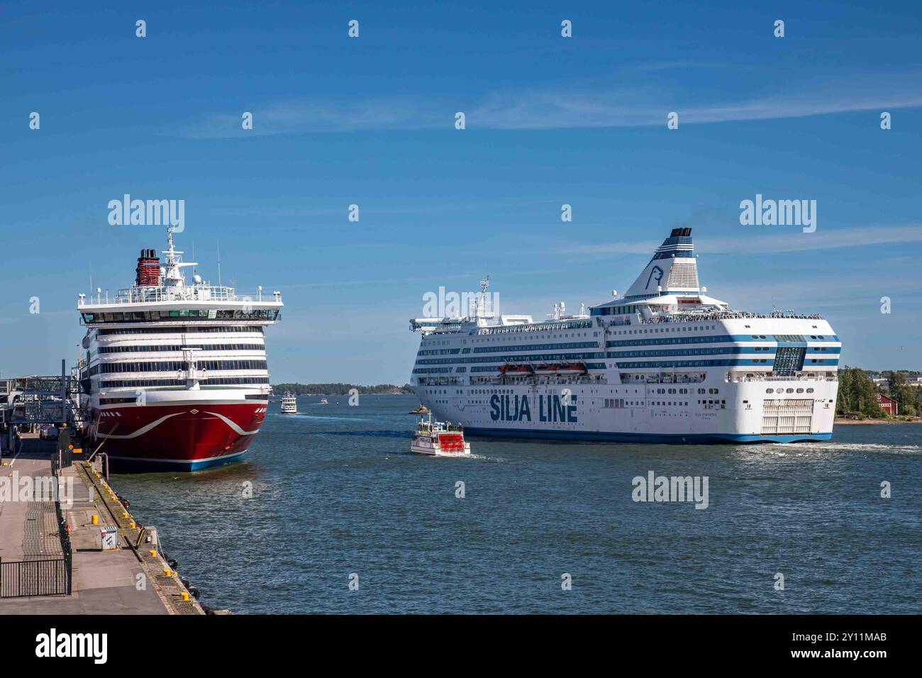 Le compagnie di navigazione rivali Viking Line e Silja Line traghetti da crociera in una giornata estiva di sole a Helsinki, Finlandia Foto Stock