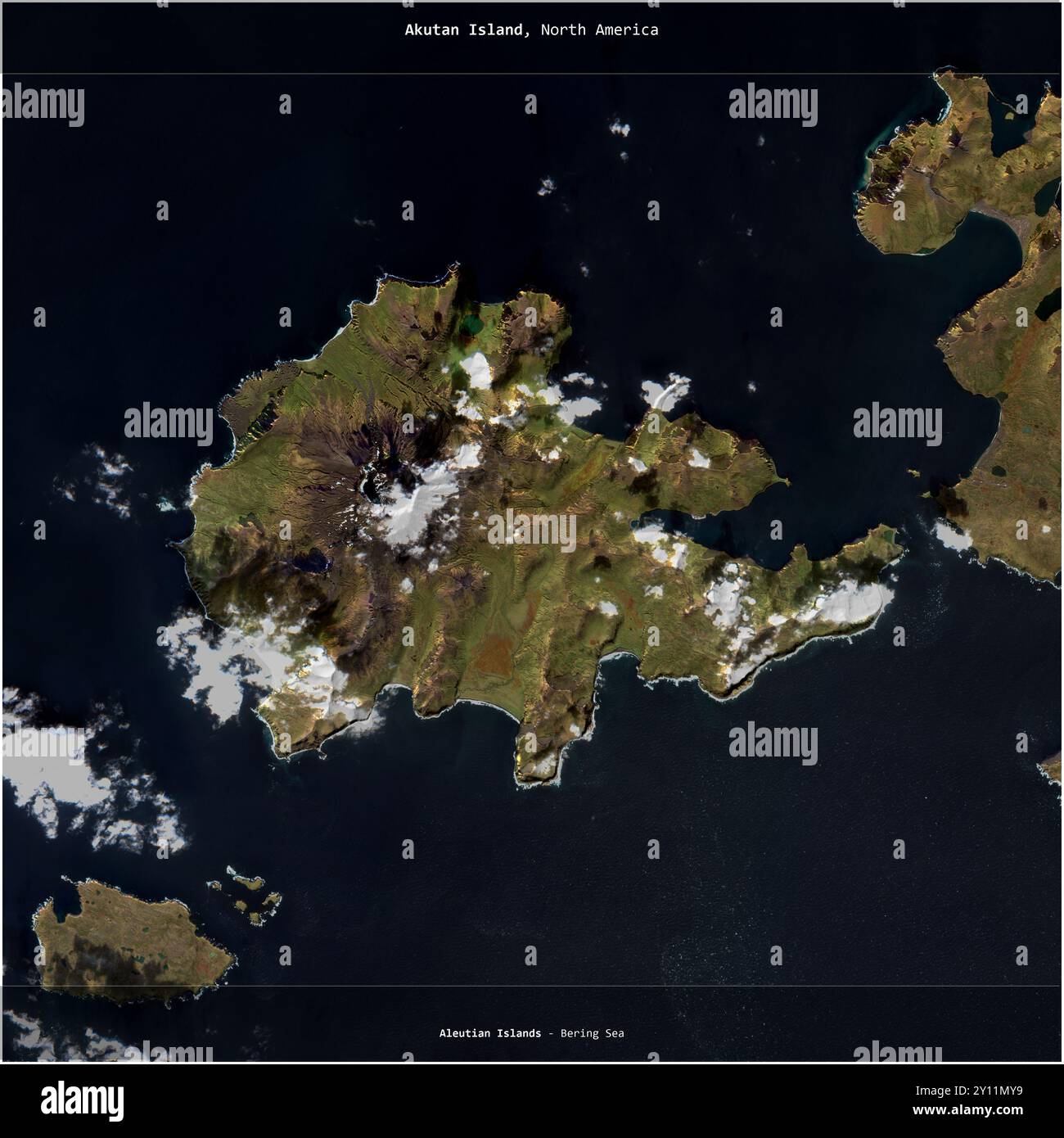Akutan Island nel Mare di Bering, appartenente agli Stati Uniti, ritagliato in quadrato su un'immagine satellitare scattata il 12 ottobre 2017 Foto Stock