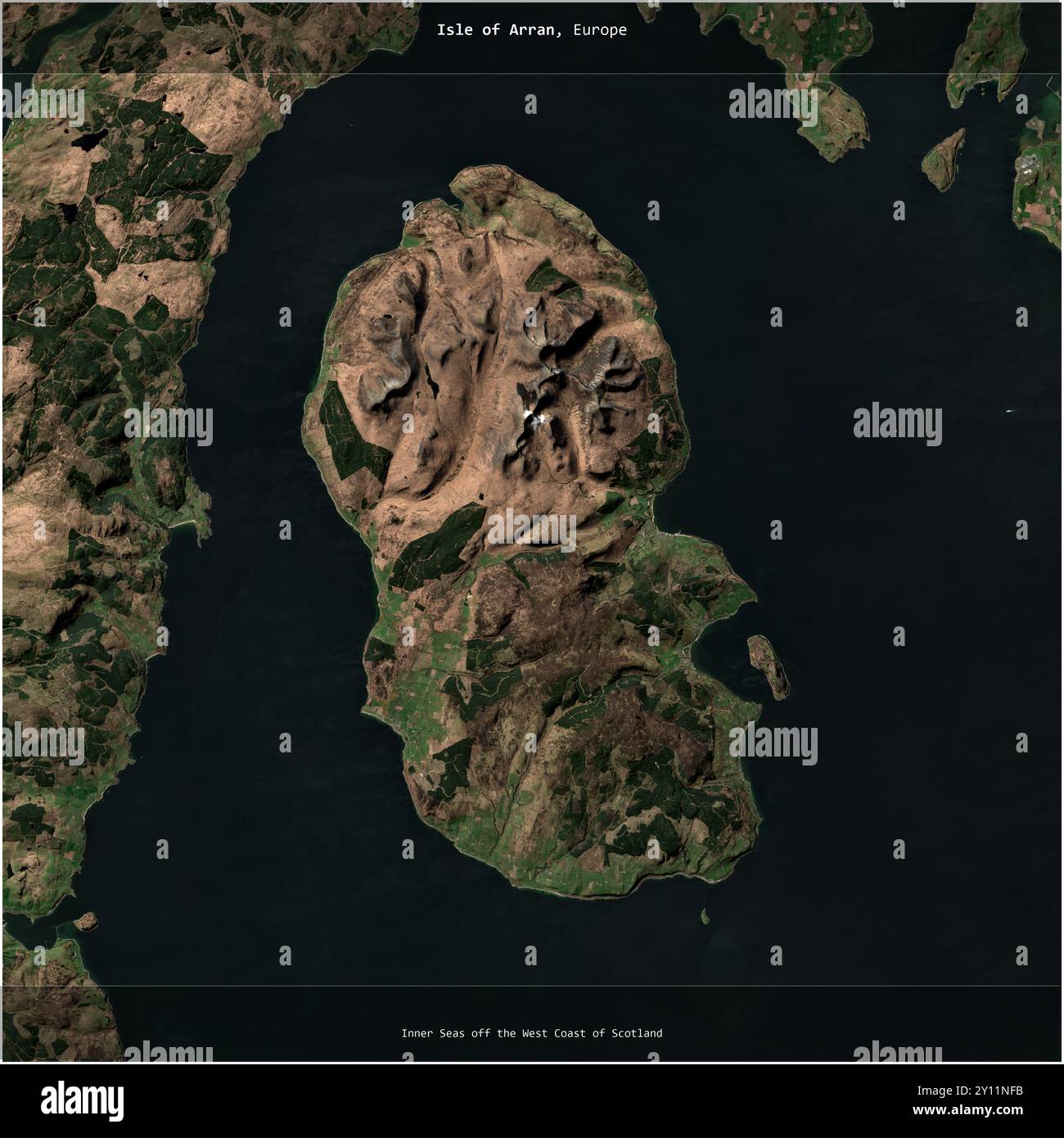 Isola di Arran nei mari interni al largo della costa occidentale della Scozia, appartenente al Regno Unito, ritagliata in forma quadrata su un’immagine satellitare scattata il 20 aprile, Foto Stock