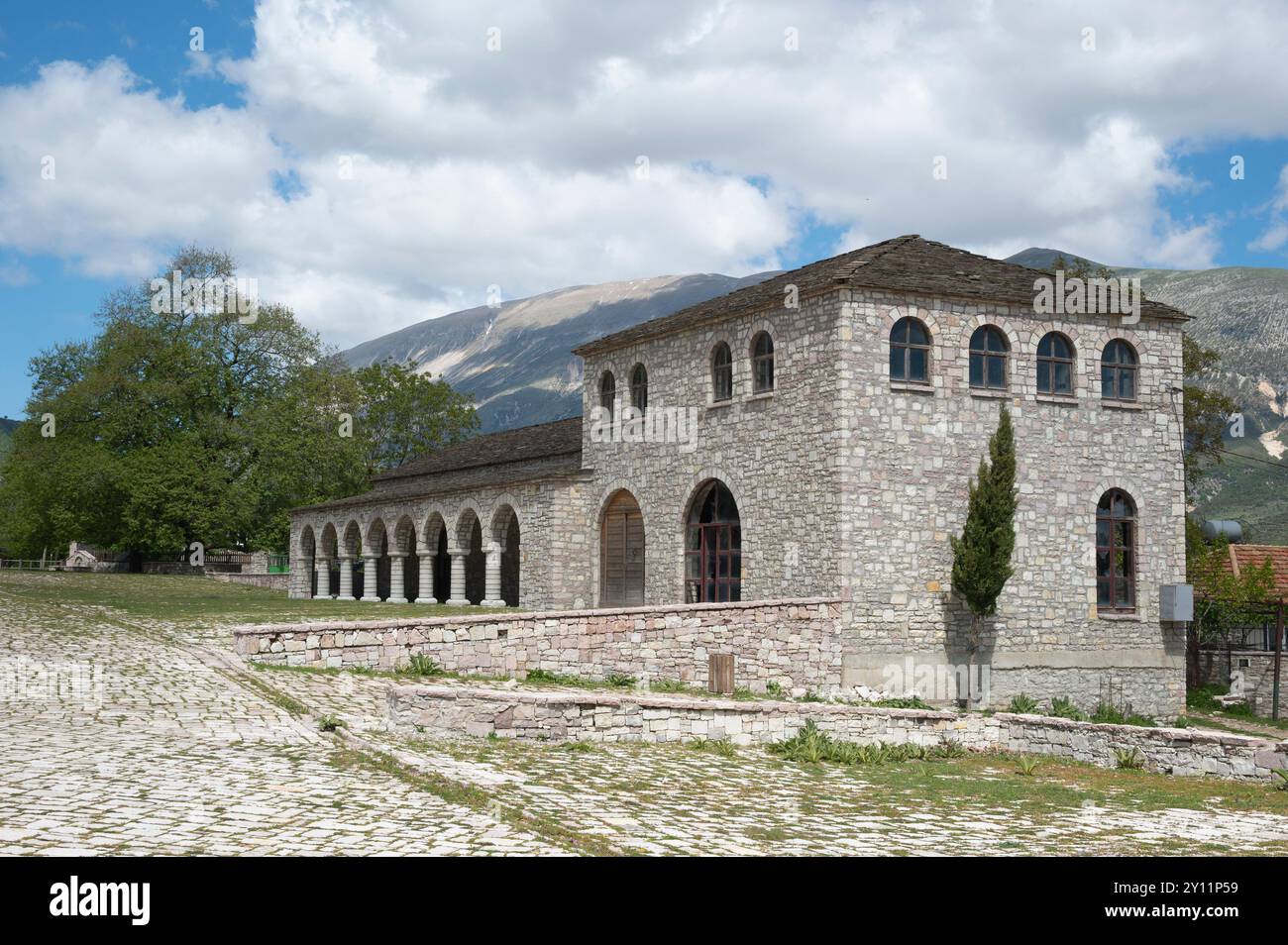 Albania, penisola balcanica, Europa sudorientale, Repubblica d’Albania, Albania meridionale, regione di Kurvelesh, canyon di Nivica, il paesaggio montano si trova a sud-ovest di Tepelena tra la Vjosa e il Drino a est e la riviera albanese, costa del Mar Ionio, a ovest il villaggio di Nivica Foto Stock