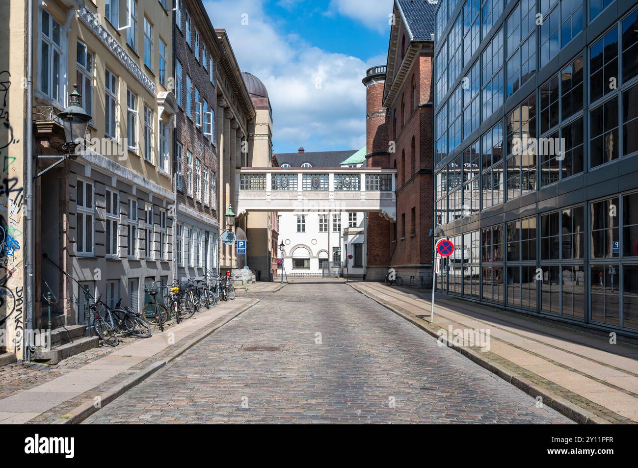 Copenaghen, Danimarca, 24 luglio 2024 - Dimore storiche e contemporanee nella città vecchia Foto Stock