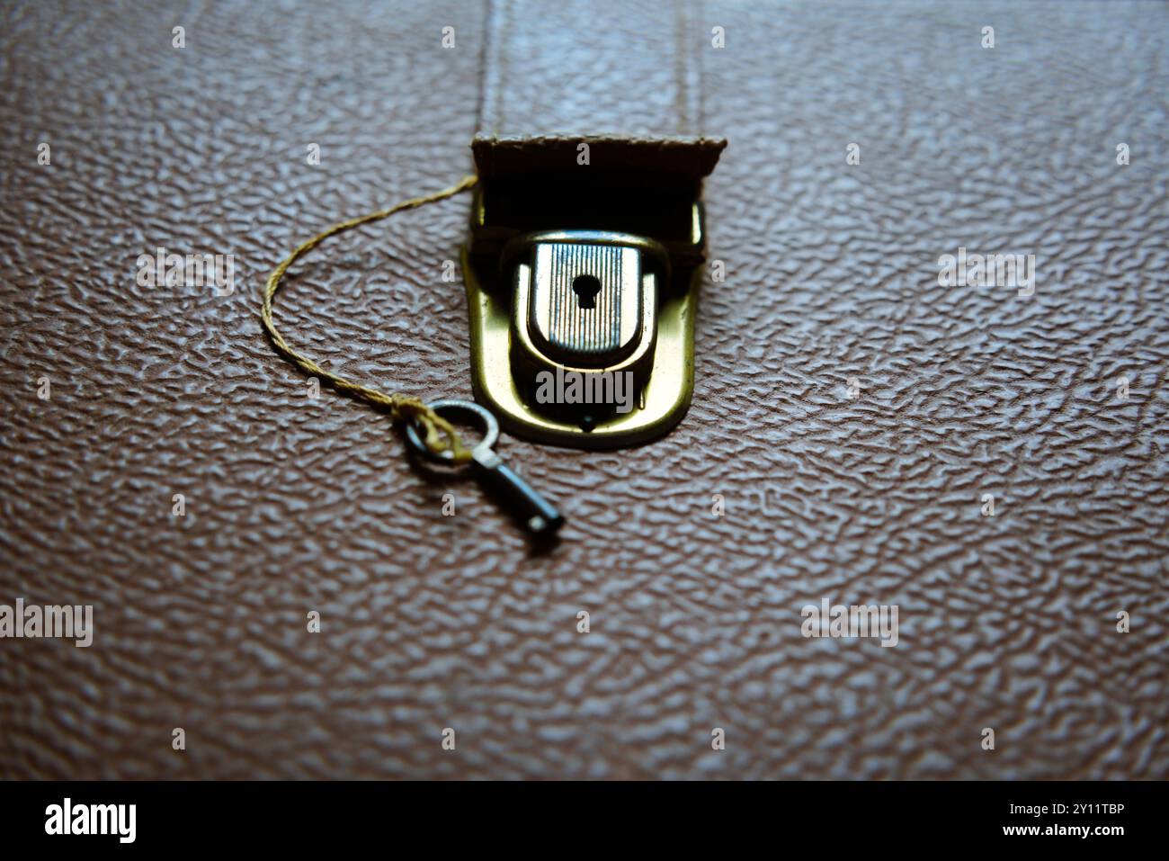 Primo piano della lucchetto Vintage e della chiave sulla borsa portadocumenti da scrivere Erika Model 10 anni '1950 Foto Stock