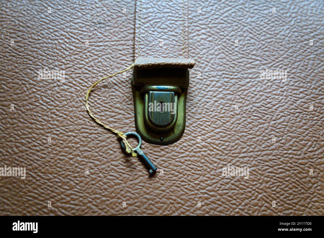 Primo piano della lucchetto Vintage e della chiave sulla borsa portadocumenti da scrivere Erika Model 10 anni '1950 Foto Stock