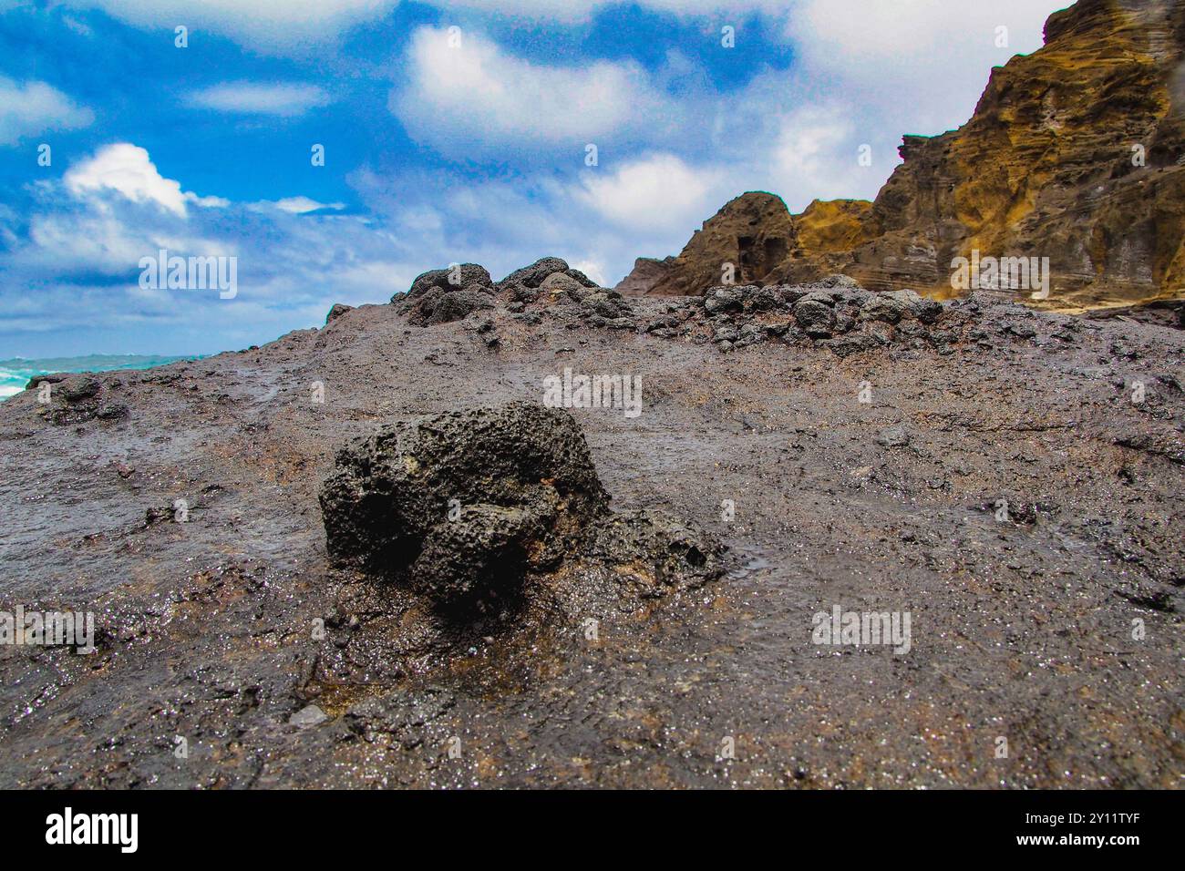 Honolulu Oahu Hawaii Stati Uniti . Landscape Bay al Lanai Lookout con scogliere, rocce e onde. 21 giugno 2023 Foto Stock