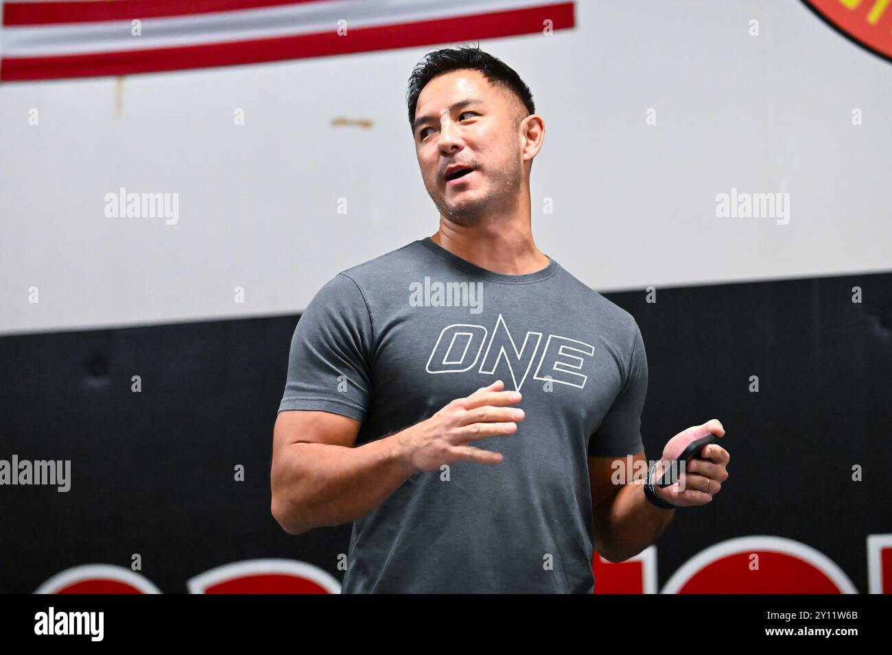 Denver, Colorado, Stati Uniti. 3 settembre 2024. Un annunciatore del Championship Ring, Dom Lau, durante una sessione di allenamento aperta per il One 168 Championship, presso l'Easton Training Center di Denver, CO. Foto di Kevin Langley/Sports South Media/CSM (immagine di credito: © Kevin Langley/Cal Sport Media). Crediti: csm/Alamy Live News Foto Stock