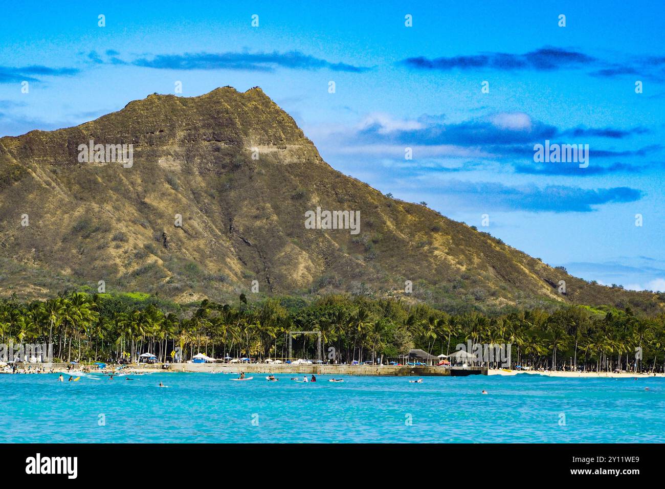 Honolulu, Waikiki, Oahu, Hawaii. Paesaggio sulla spiaggia di Waikiki con vista di Diamond Head. 17 giugno 2023 Foto Stock