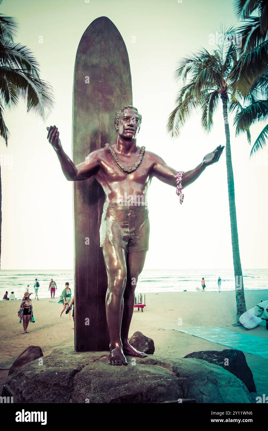 Waikiki, Honolulu, Oahu, Hawaii. Statua di Duke Kahanamoku az Waikiki Beach. 21 giugno 2023 Foto Stock