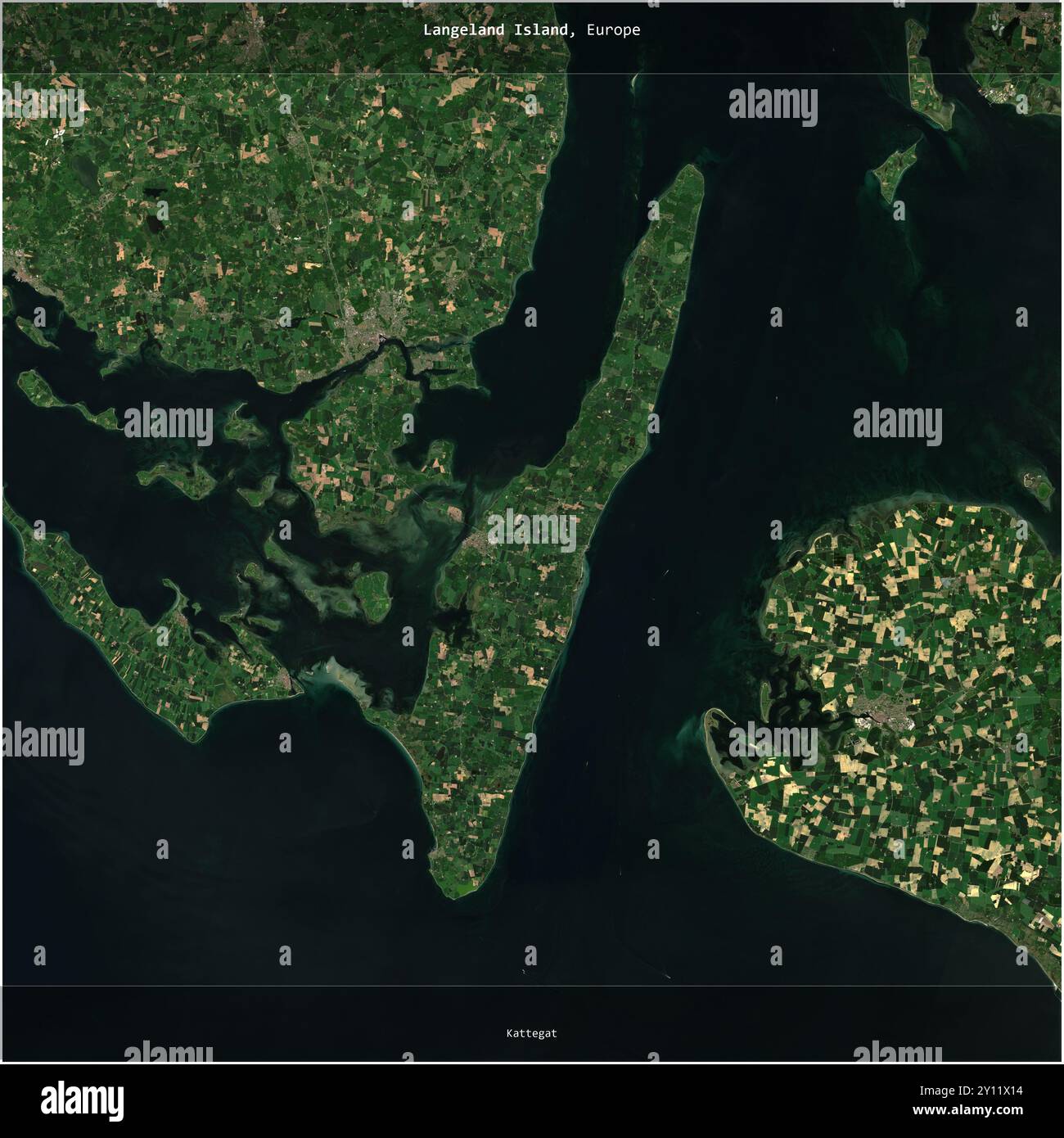 Langeland Island nel Kattegat, appartenente alla Danimarca, ritagliata in quadrato su un'immagine satellitare scattata l'8 giugno 2021 Foto Stock