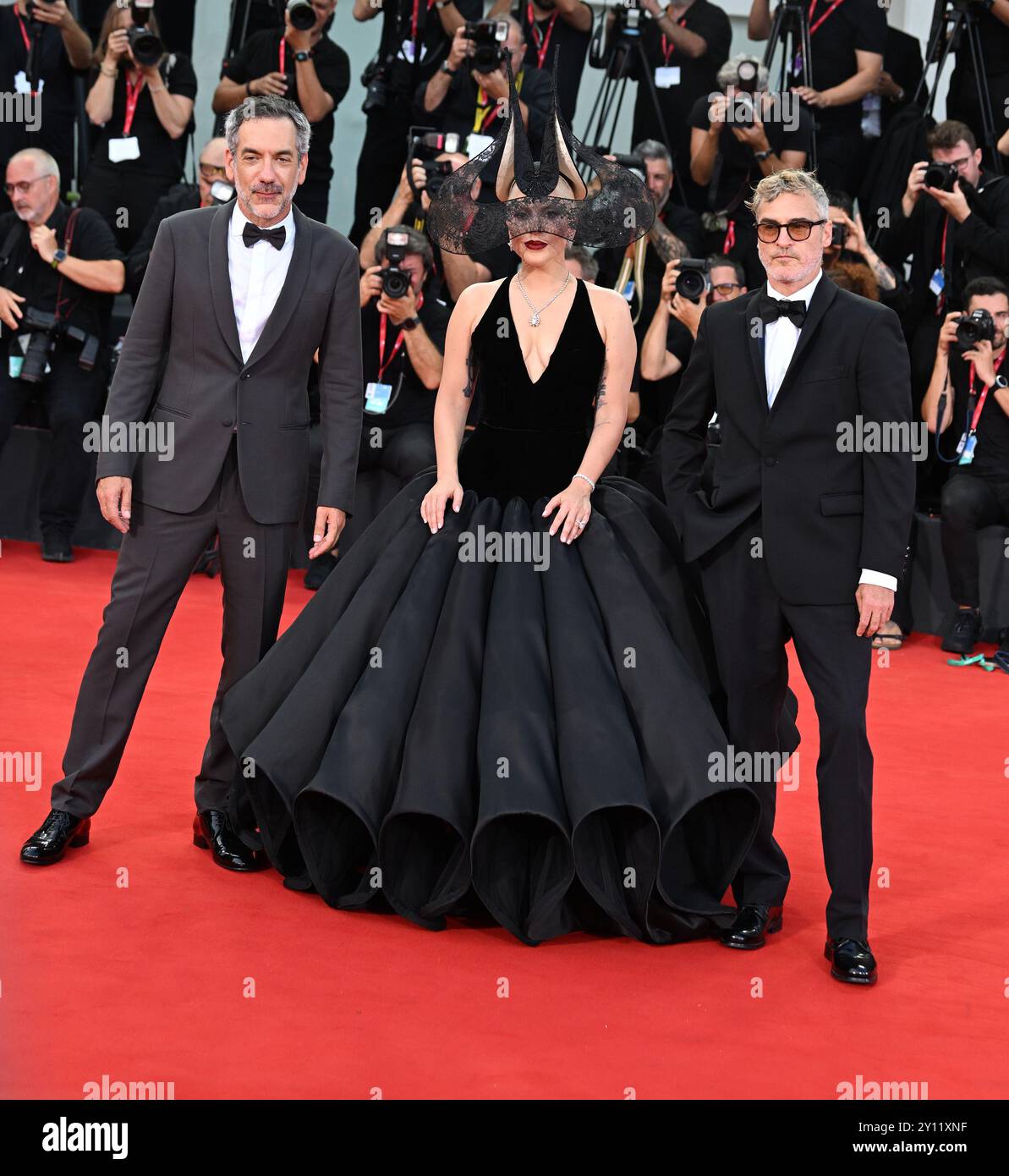 L'attrice/cantante americana Lady Gaga, il regista Todd Phillips e l'attore Joaquin Phoenix assistono alla prima di Joker: Folie A Deux alla 81a Mostra cinematografica di Venezia, in Italia, mercoledì 4 settembre 2024. Foto di Rune Hellestad/ UPI Foto Stock