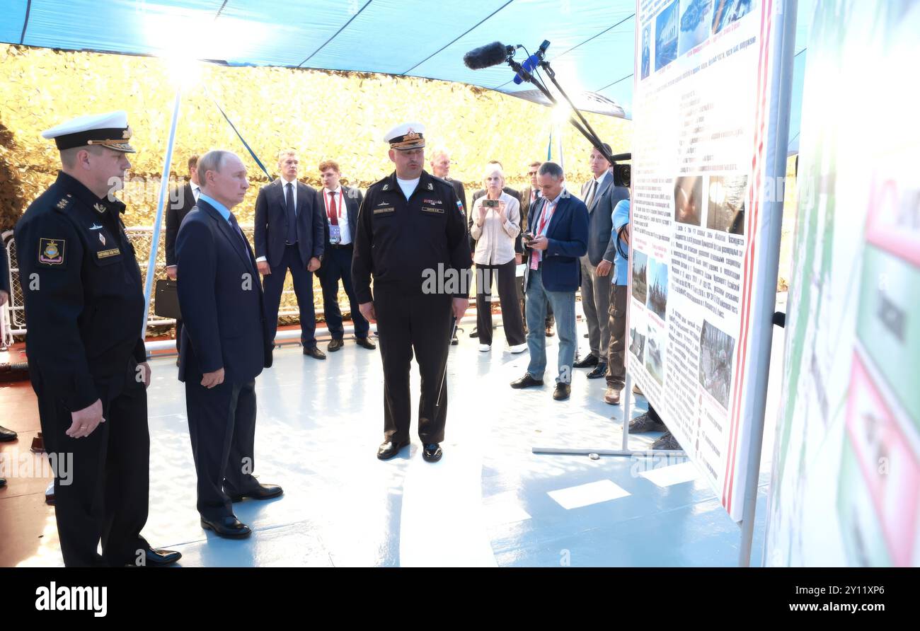 Vladivostok, Russia. 4 settembre 2024. Il presidente russo Vladimir Putin, al centro, visita la corvetta missilistica guidata classe Steregushchiy della Marina russa Rezky con il comandante della flotta del Pacifico Viktor Liina, a sinistra, e il comandante della base Alexei Sysuyev, a destra, presso la flottiglia Primorye delle All-Arms Forces, 4 settembre 2024 a Uliss Bay, Vladivostok, Russia. Crediti: Vyacheslav Prokofyev/piscina del Cremlino/Alamy Live News Foto Stock