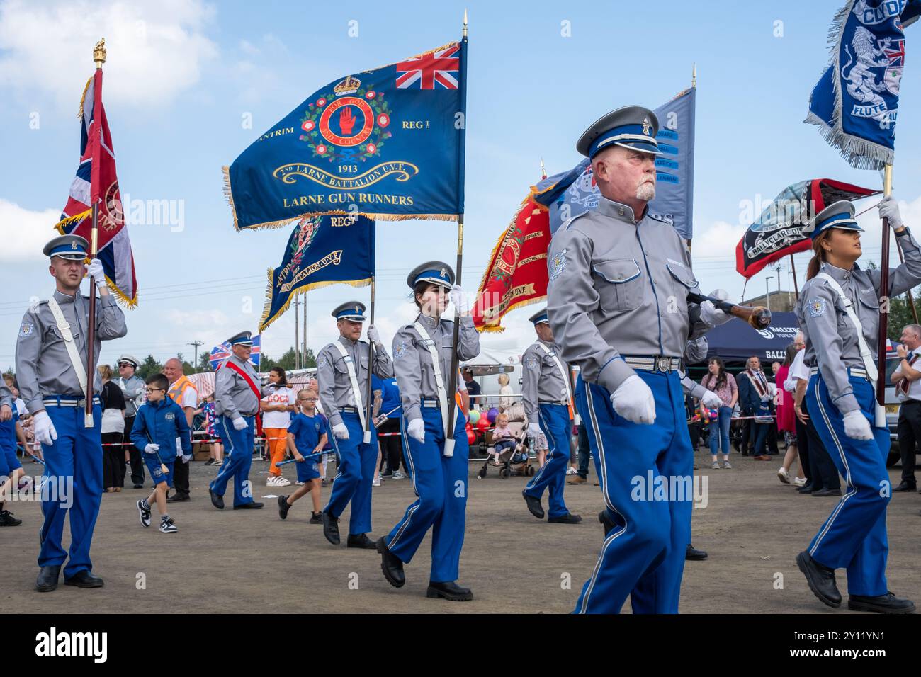 Festa a colori della Clyde Valley Flute Band con bandiera storica che commemora la sparatoria dei Larne del 1913. Ballymena, Regno Unito - 31 agosto 2024. Foto Stock