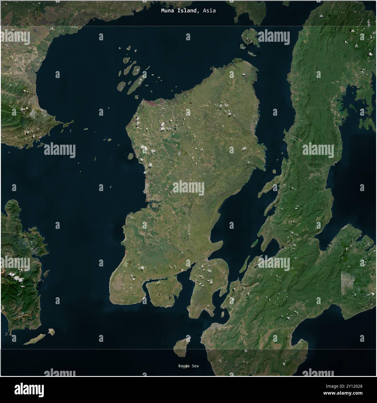 Muna Island nel Mare di banda, appartenente all'Indonesia, ritagliata in quadrato su un'immagine satellitare scattata il 1° settembre 2022 Foto Stock