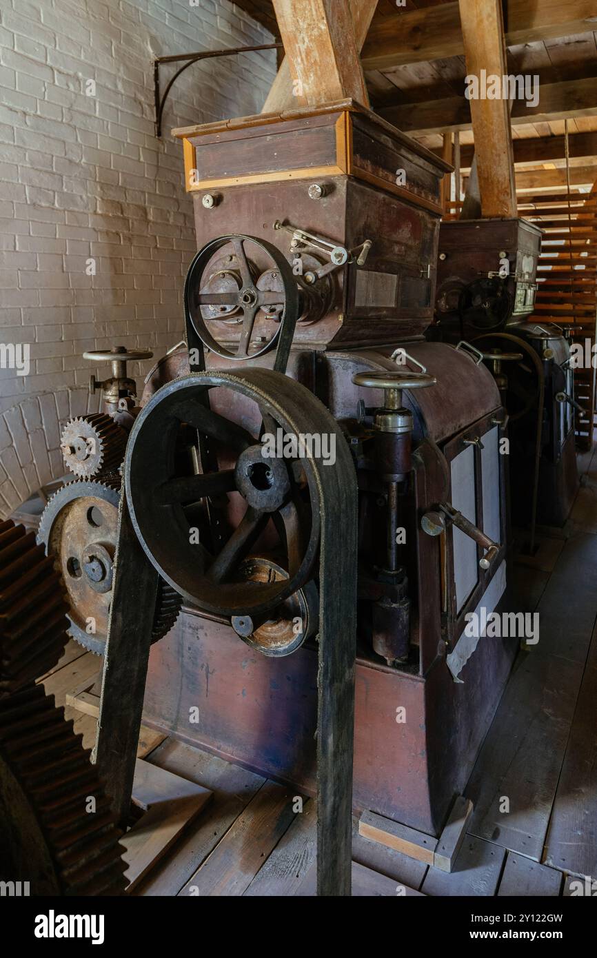 Vecchia fabbricazione di farina. Mulini a rulli in un vecchio impianto di macinazione della farina. Foto Stock