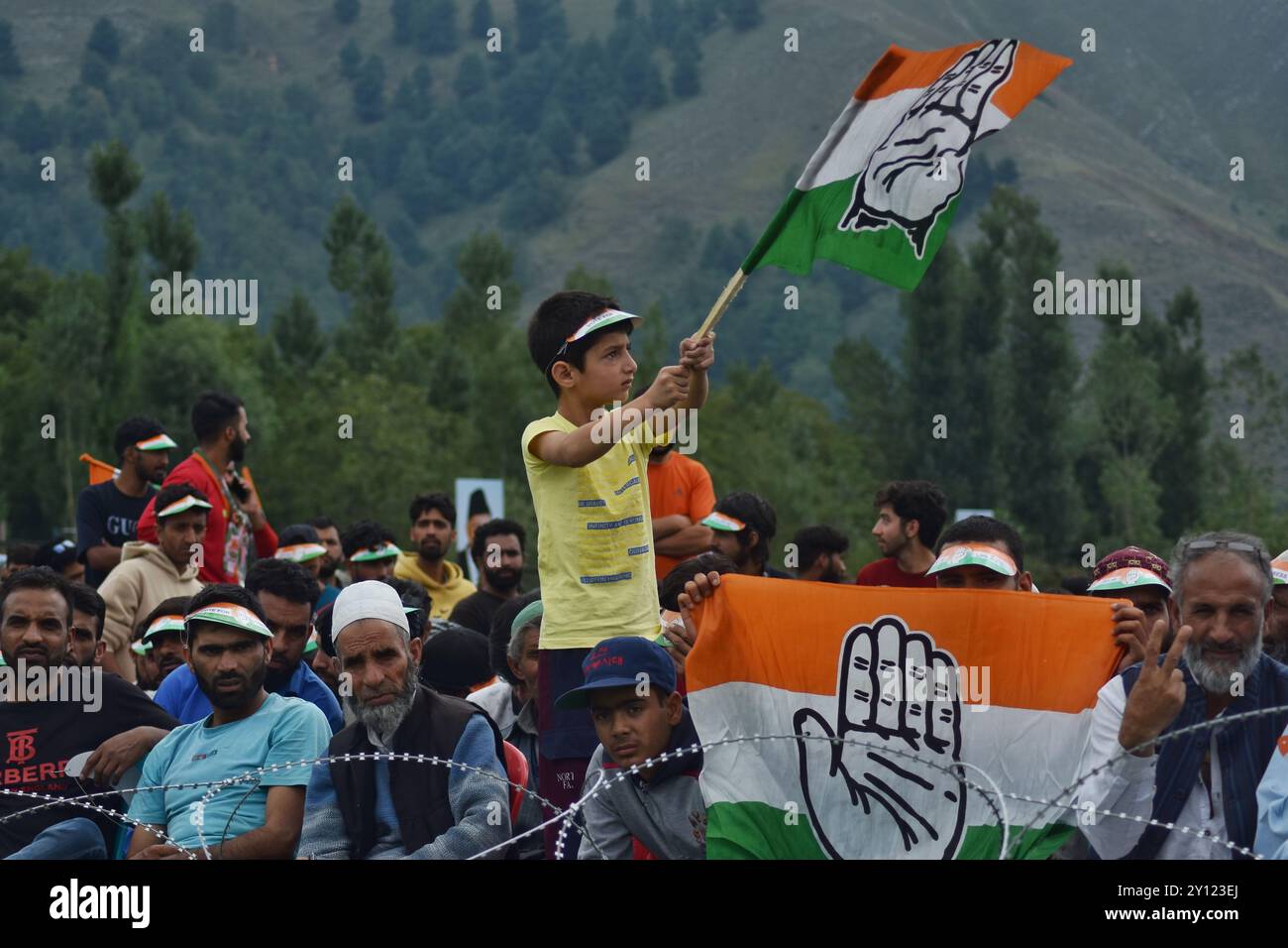 Qazigund, Jammu e Kashmir, India. 4 settembre 2024. Un ragazzo detiene la bandiera del partito congresso tra la folla durante una manifestazione elettorale a Dooru a circa 78 chilometri a sud di Srinagar, Kashmir controllato dall'India, mercoledì 4 settembre 2024. Leader dell'opposizione nel Lok Sabha, Rahul Gandhi, insieme all'ex ministro capo del Jammu e Kashmir Dr. Farooq Abdullah, è arrivato a Dooru, un collegio elettorale nel distretto di Anantnag, per affrontare una manifestazione congiunta a sostegno di un candidato per le prossime elezioni dell'Alleanza. (Credit Image: © Mubashir Hassan/Pacific Press via ZUMA Press Wire) SOLO PER USO EDITORIALE! Foto Stock