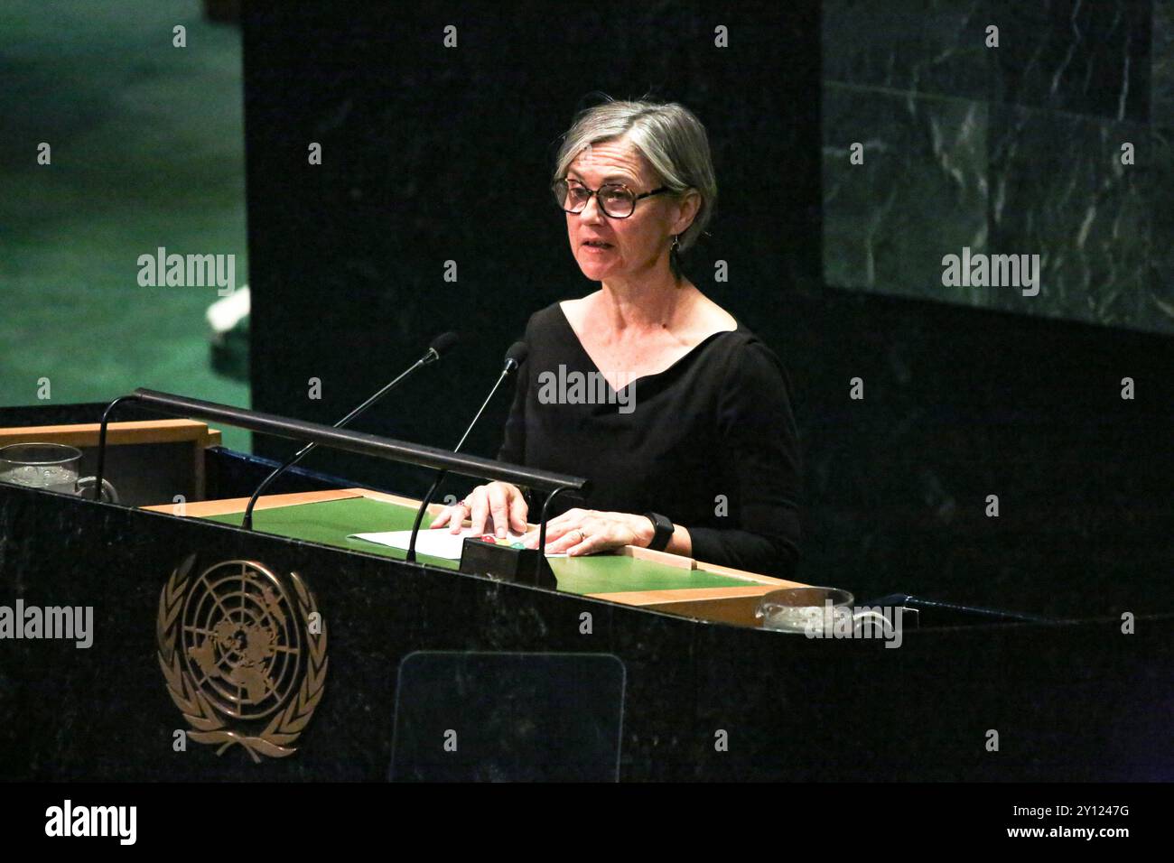 New York, New York, Stati Uniti. 4 settembre 2024. SHARON SQUASSONI, della Elliott School of International Affairs presso la George Washington University alla 105a Assemblea generale Plenaria per discutere il disarmo generale e completo delle armi nucleari in occasione della giornata internazionale contro i test nucleari. (Credit Image: © Bianca Otero/ZUMA Press Wire) SOLO PER USO EDITORIALE! Non per USO commerciale! Crediti: ZUMA Press, Inc./Alamy Live News Foto Stock