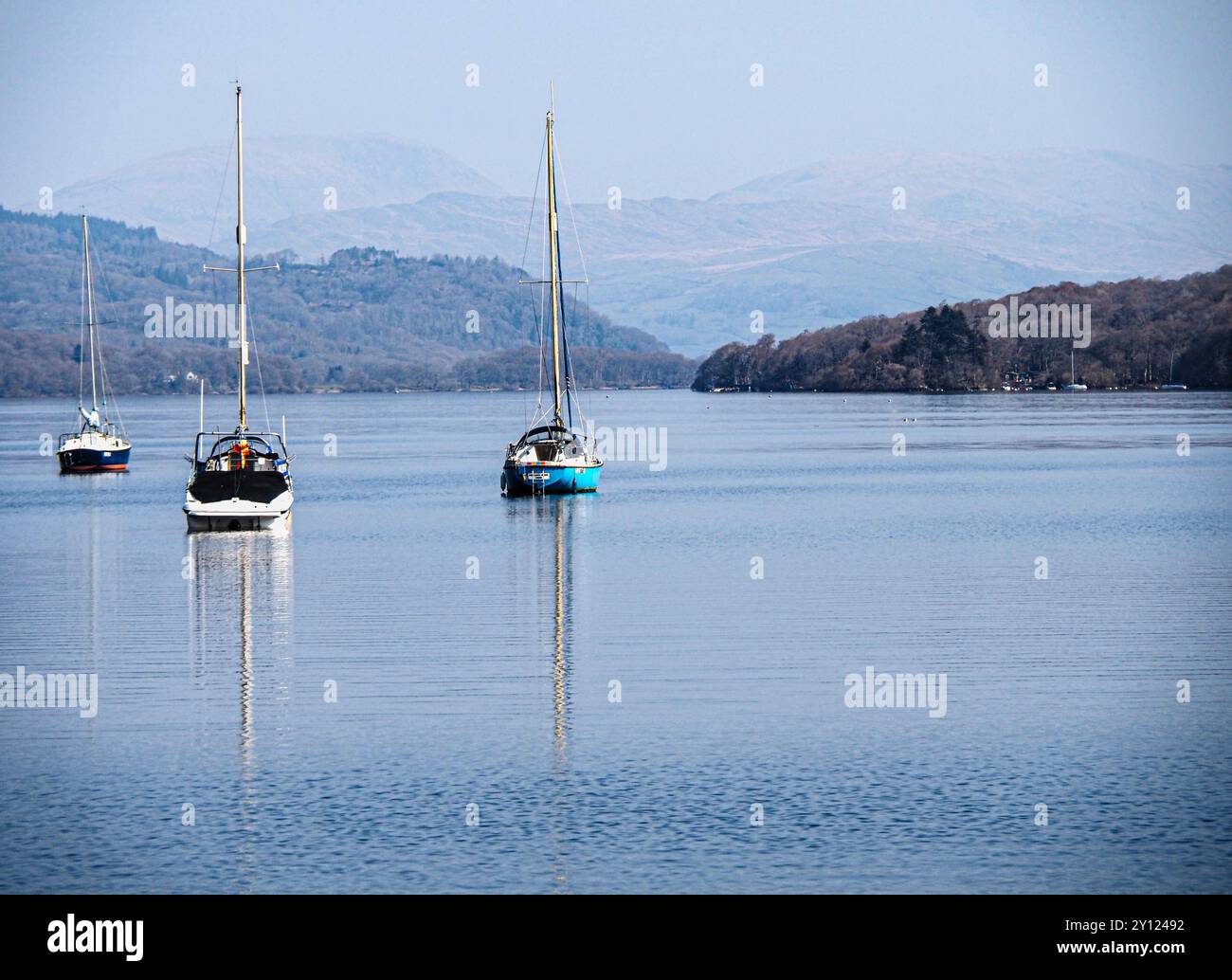 Barche a vela all'ancora sul lago Windermere, Lake District, Regno Unito Foto Stock