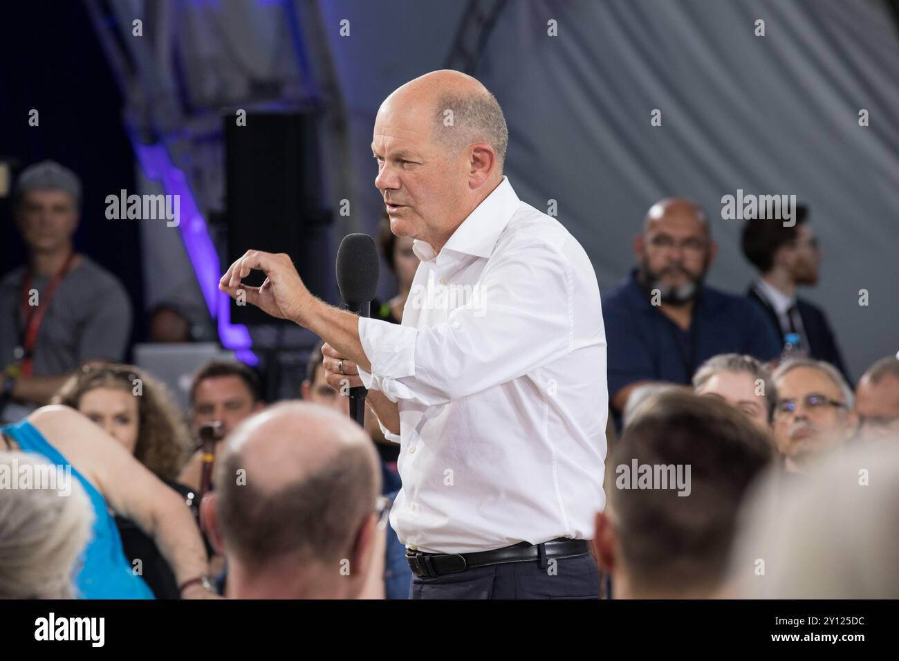 Berlino, Germania. 4 settembre 2024. Il Cancelliere tedesco Olaf Scholz si è impegnato in una sincera discussione con i cittadini mercoledì sera, 4 settembre 2024, durante l'ultima edizione di ''KanzlerGESPRAECH'', tenutasi presso l'UFA-Fabrik di Berlino. L'evento, che è stato trasmesso in diretta streaming sul sito ufficiale del governo, ha offerto una piattaforma per il Cancelliere per ascoltare direttamente dal pubblico le loro preoccupazioni e aspettative nei confronti del governo. Scholz affrontò molte questioni urgenti, tra cui il dibattito in corso sulla migrazione e l'ascesa della politica di estrema destra in Germania. Risposta alle domande del cit Foto Stock