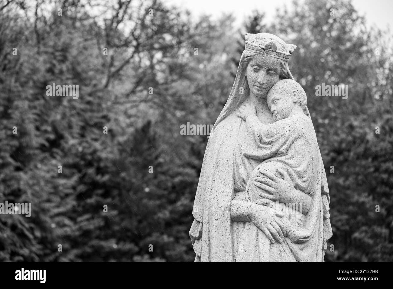 Una statua della Vergine Maria con Gesù bambino nel parco del monastero benedettino di Clervaux, Lussemburgo. Foto Stock