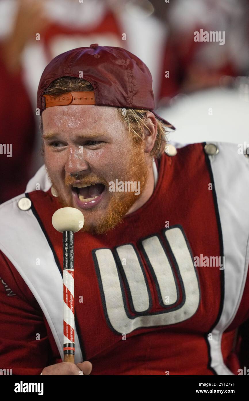 Il membro della banda marciante dei Wisconsin Badgers si esibisce durante una partita di football NCAA tra i Western Michigan Broncos al Wisconsin Badgers a Camp Randall Foto Stock