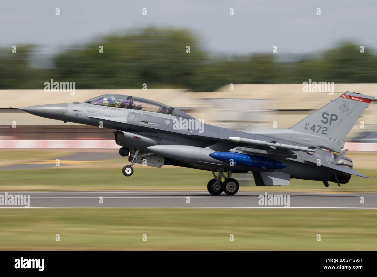 Un F-16 Fighting Falcon dell'USAF che arriva al Royal International Air Tattoo 2024. Foto Stock