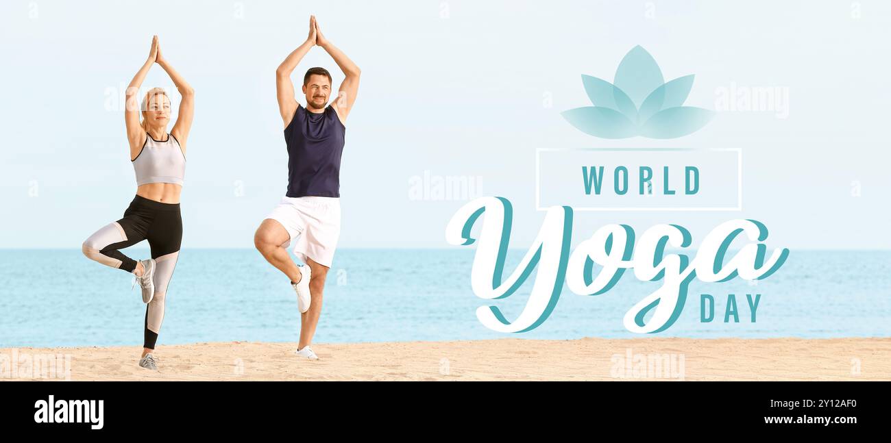 Coppia matura che pratica yoga sulla spiaggia di mare. Banner per la giornata Mondiale dello Yoga Foto Stock