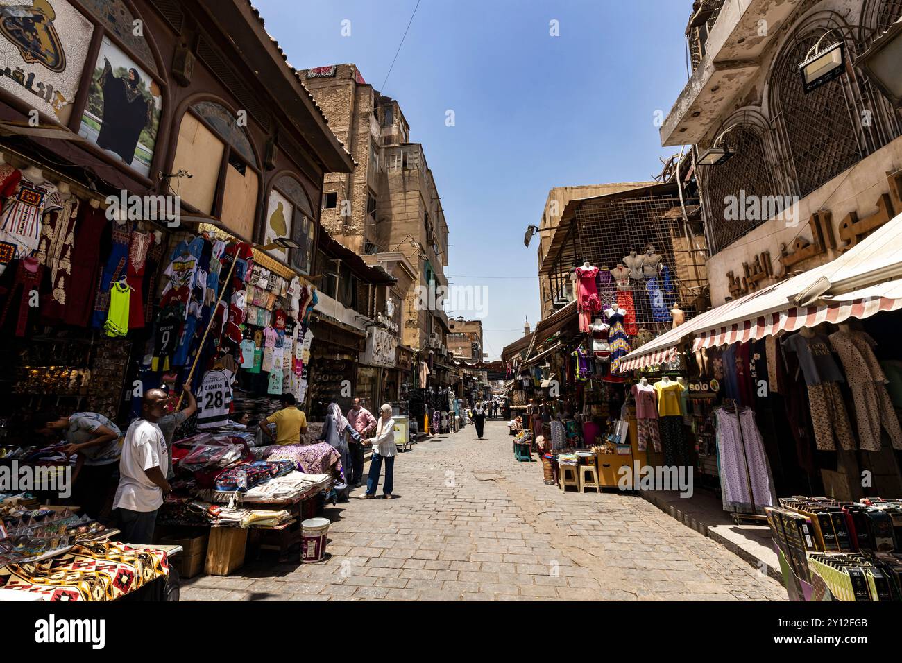 Bazar Khan al Khalili, strada principale con negozi, zona islamica del vecchio Cairo, Egitto, Nord Africa, Africa Foto Stock