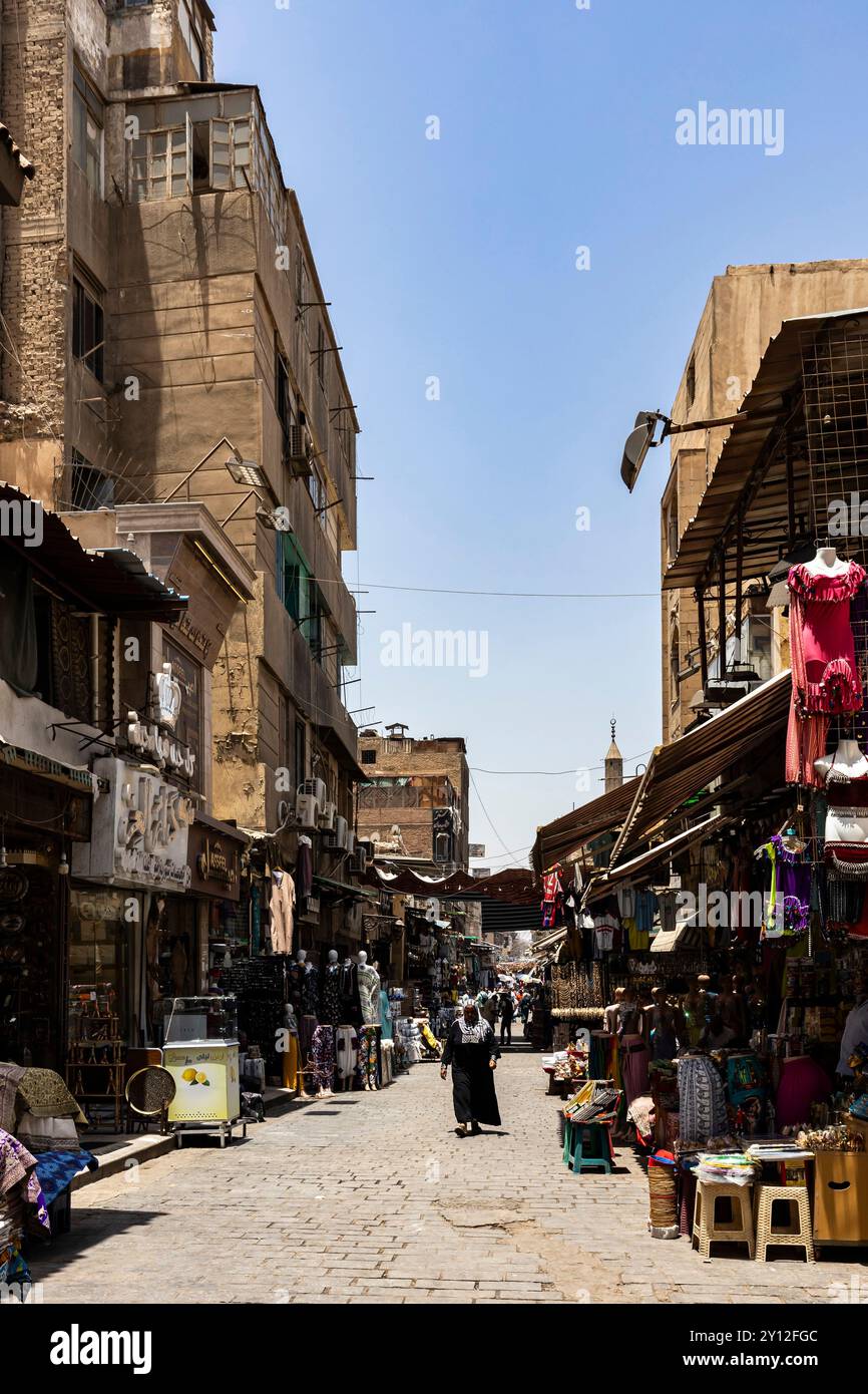 Bazar Khan al Khalili, strada principale con negozi, zona islamica del vecchio Cairo, Egitto, Nord Africa, Africa Foto Stock