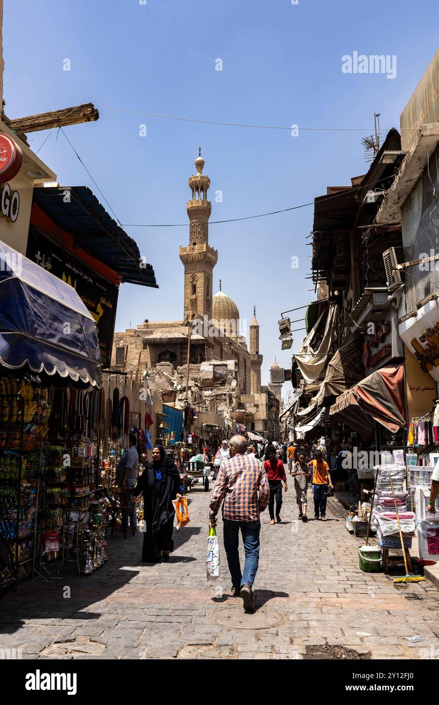 Bazar Khan al Khalili, principale via e minareto della moschea, area islamica del vecchio Cairo, Egitto, Nord Africa, Africa Foto Stock