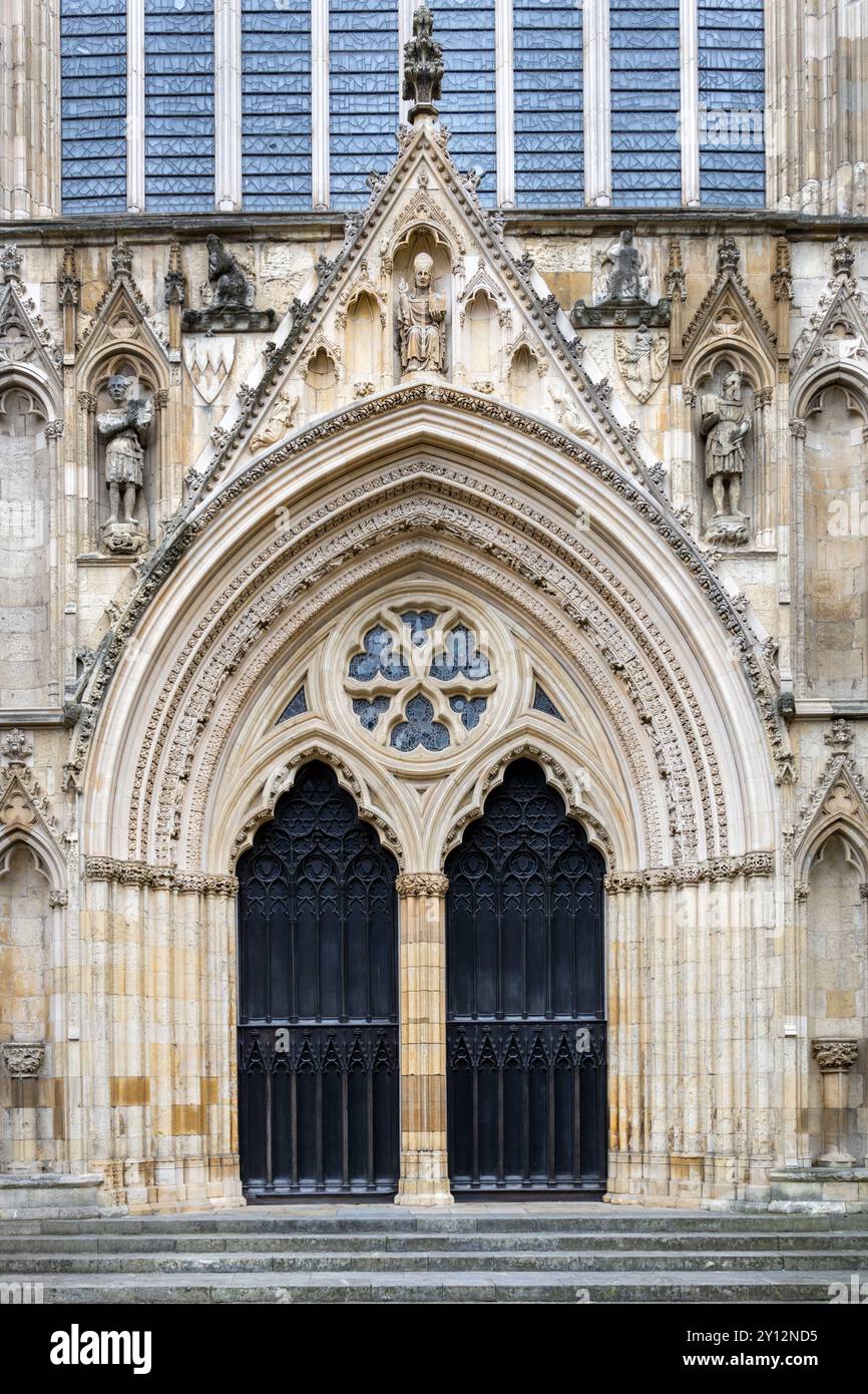 West Doors of York Minster, situato in un archivio, dettaglio architettonico, nel nord dell'Inghilterra Foto Stock