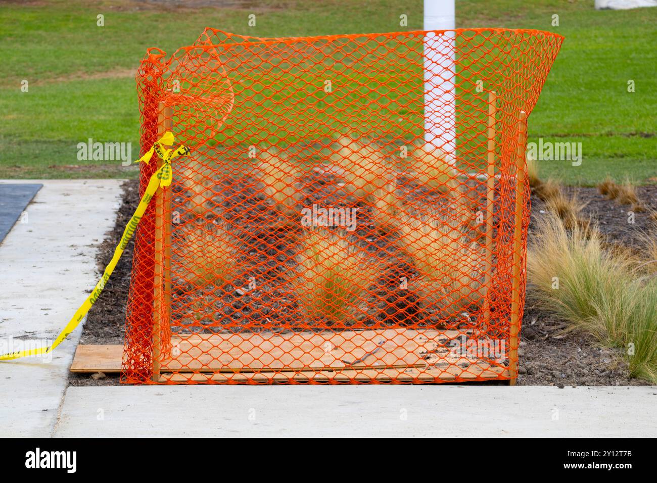 rete arancione e nastro di avvertenza giallo Foto Stock