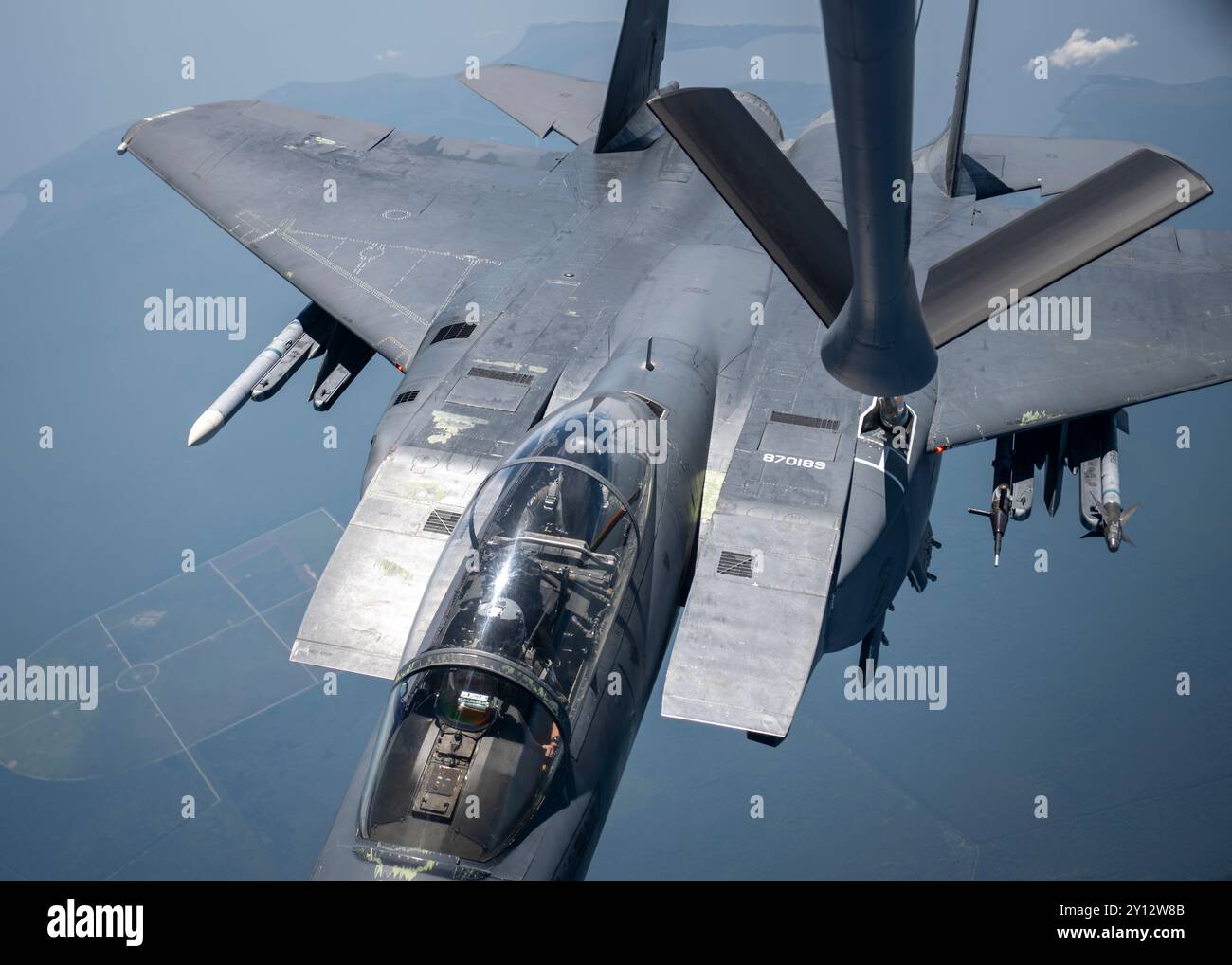 Un F-15 Strike Eagle, assegnato al 4th Fighter Wing, è rifornito da un KC-135 Stratotanker, assegnato al 6th Air Refueling Wing, sopra le suore Foto Stock