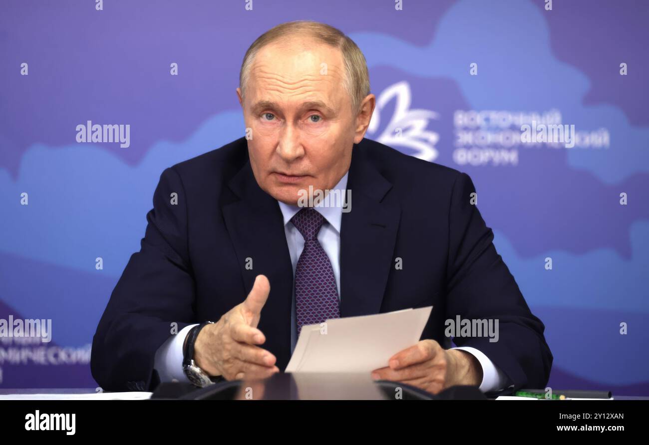 Vladivostok, Russia. 4 settembre 2024. Il presidente russo Vladimir Putin, commenta durante un incontro con i leader locali e regionali per discutere lo sviluppo delle infrastrutture nel Distretto Federale dell'Estremo Oriente, 4 settembre 2024 a Russky Island, territorio di Primorye, Russia. Crediti: Vyacheslav Prokofyev/piscina del Cremlino/Alamy Live News Foto Stock
