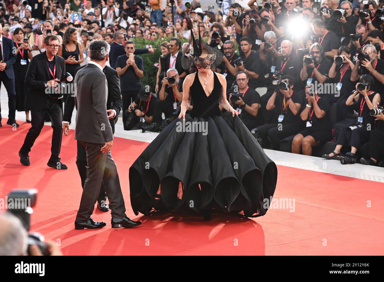Venedig, Italia. 4 settembre 2024. Joaquin Phoenix (M), Lada Gaga e il regista Todd Phillips assistono alla prima del film "Joker: Folie à Deux" alla 81a Mostra Internazionale d'Arte cinematografica di Venezia. Crediti: Stefanie Rex/dpa-Zentralbild/dpa/Alamy Live News Foto Stock