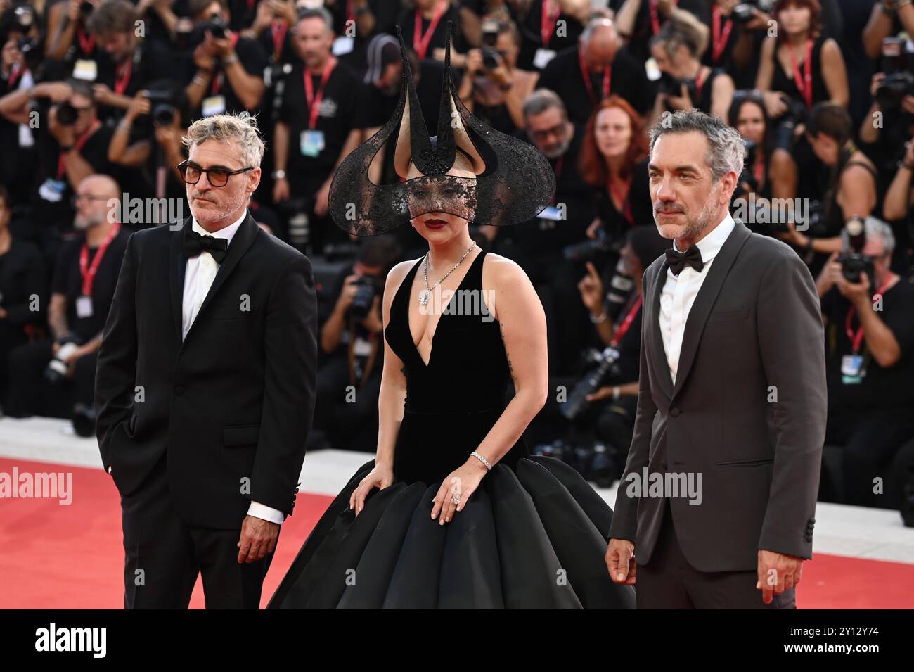 Venedig, Italia. 4 settembre 2024. Joaquin Phoenix (l), Lada Gaga e il regista Todd Phillips assistono alla prima del film "Joker: Folie à Deux" alla 81a Mostra Internazionale d'Arte cinematografica di Venezia. Crediti: Stefanie Rex/dpa-Zentralbild/dpa/Alamy Live News Foto Stock