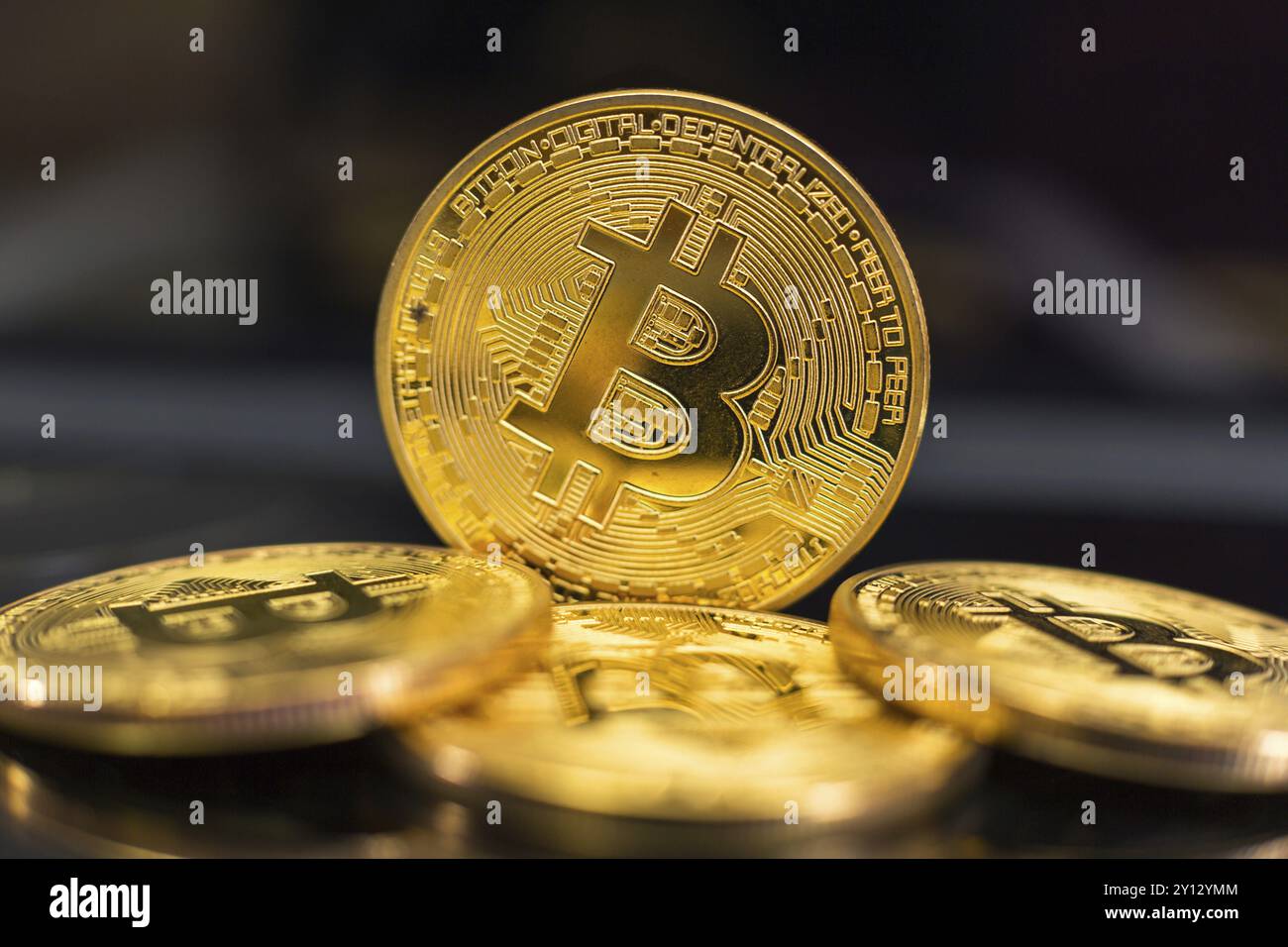 Moneta d'oro Bitcoin e sfondo sfocato. Concetto di criptovaluta digitale Foto Stock