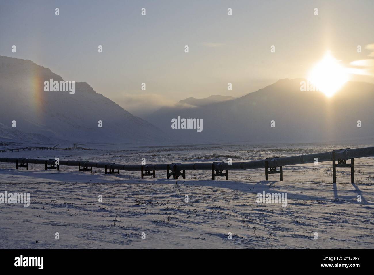 Produzione di petrolio nell'Artkis, gasdotto Trans-Alaska retroilluminato, inverno, Brooks Range, Alaska, Stati Uniti, Nord America Foto Stock