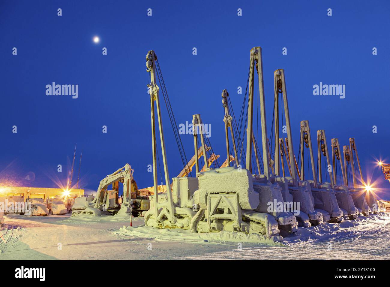 Gru e attrezzature per la produzione di petrolio nella neve, al crepuscolo, Deadhorse, Alaska, USA, nord America Foto Stock